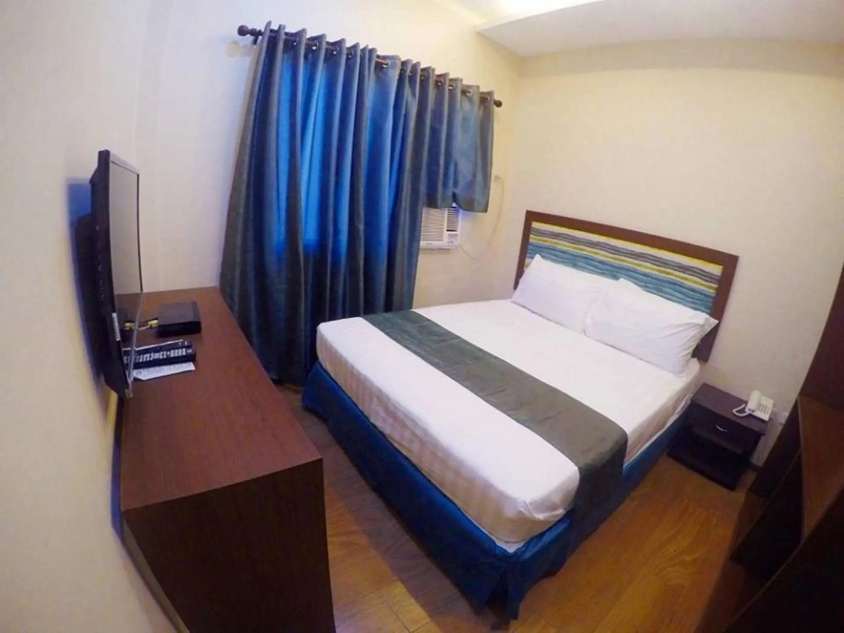 Shower, Bed in Golden Gate Suites Shower, Bed in Golden Gate Suites