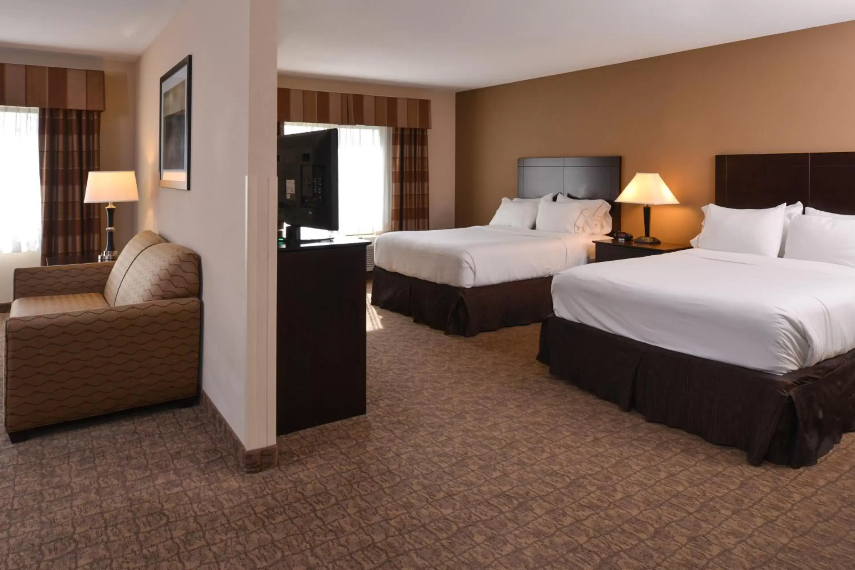 Photo of the whole room, Bed in Holiday Inn Express & Suites Fairmont, an IHG Hotel