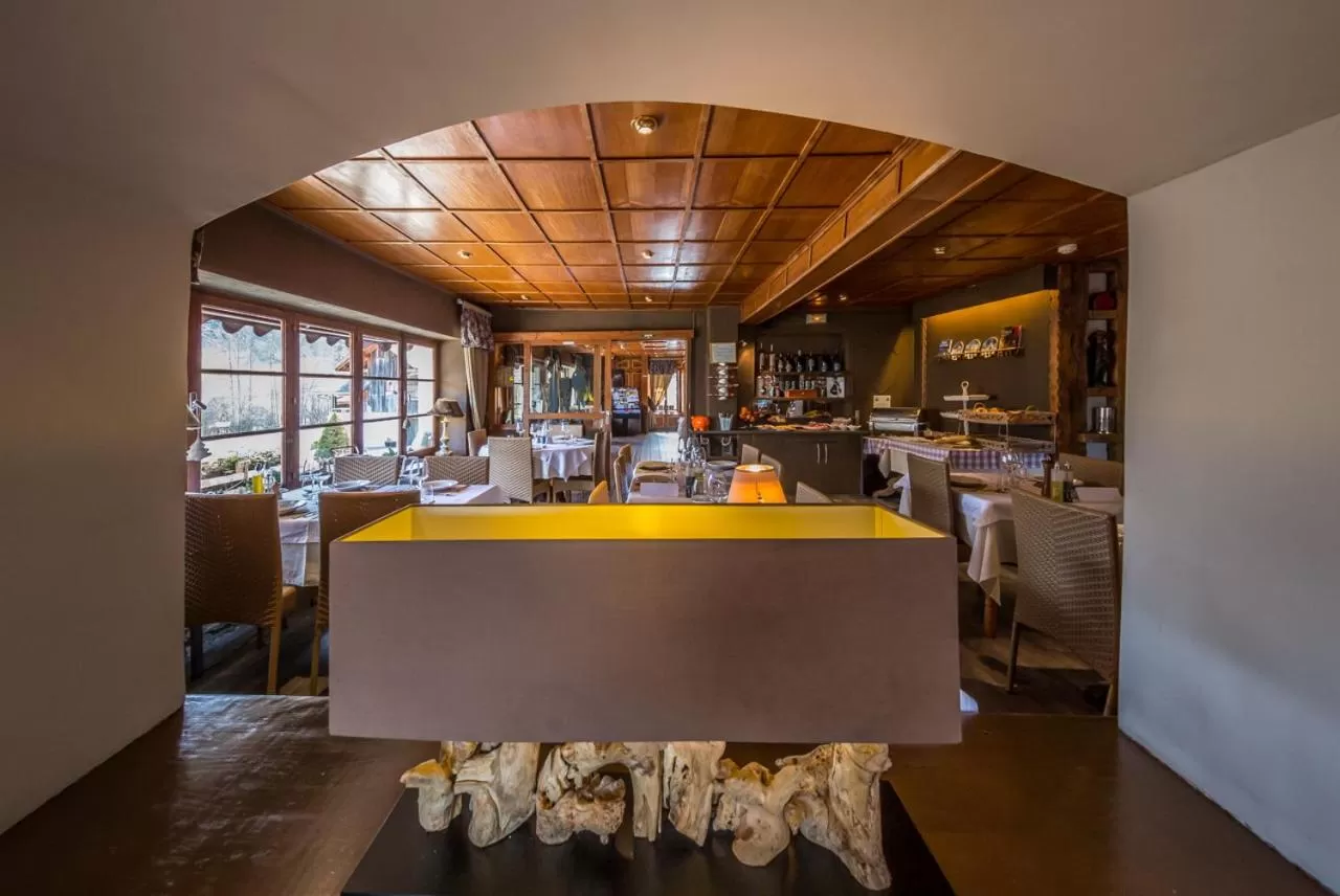 Restaurant/places to eat in Hôtel La Chaumière