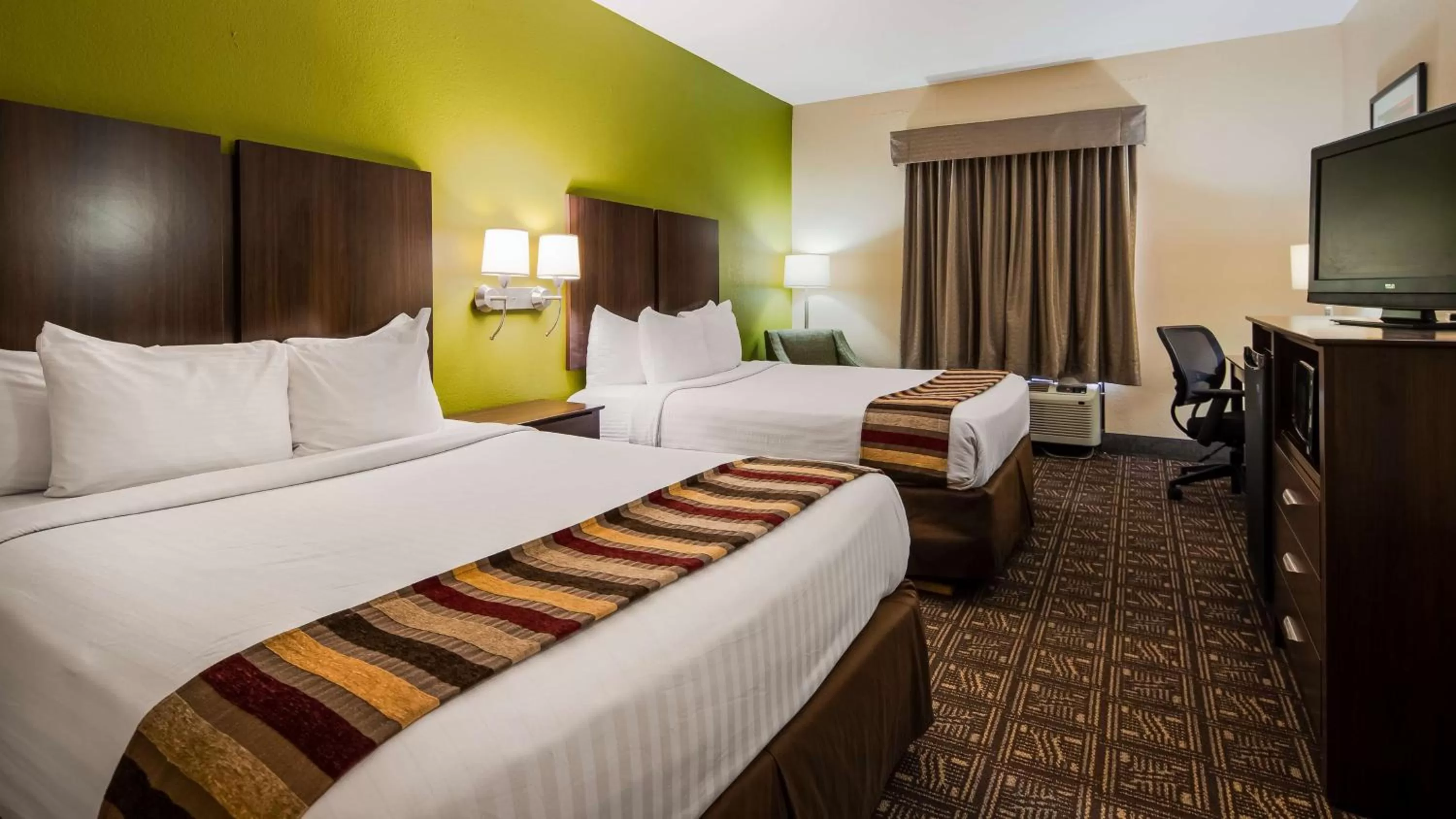 Queen Room with Two Queen Beds with Roll-In Shower in Best Western Rayne Inn