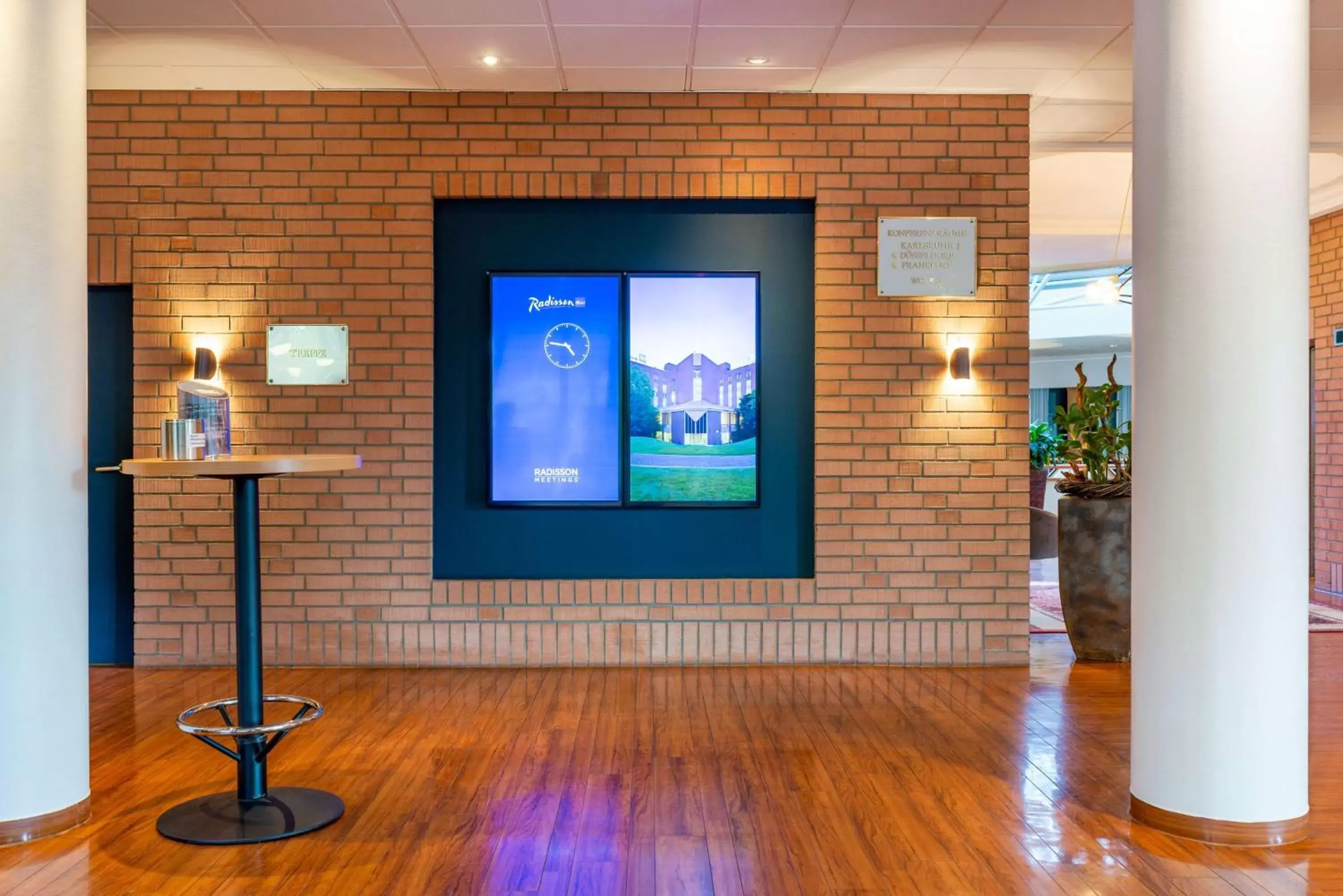 Lobby or reception, TV/Entertainment Center in Radisson Blu Hotel Karlsruhe