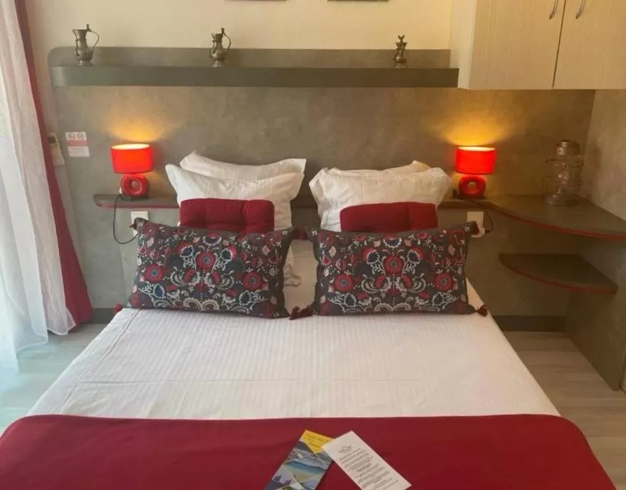 Bed in Hôtel Le Méditerranée