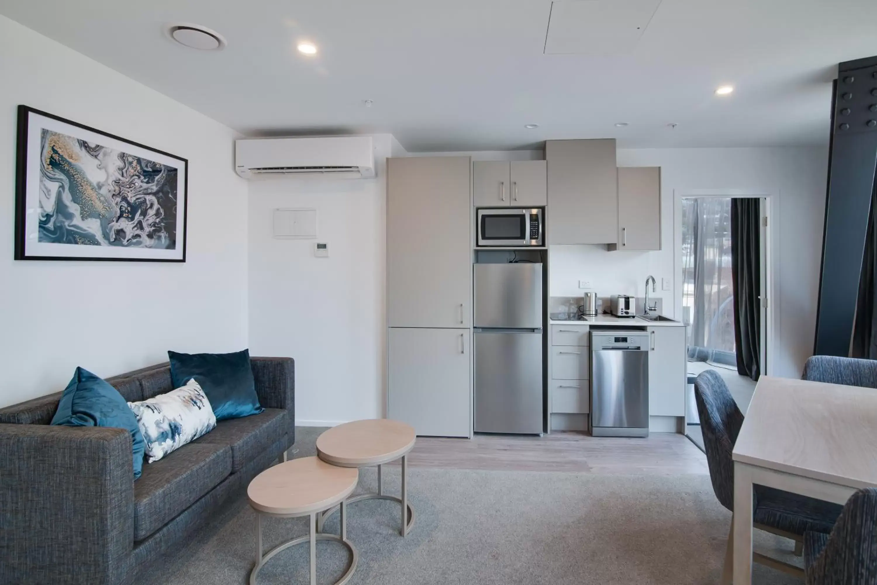 Kitchen or kitchenette, Seating Area in Ramada Queenstown Central