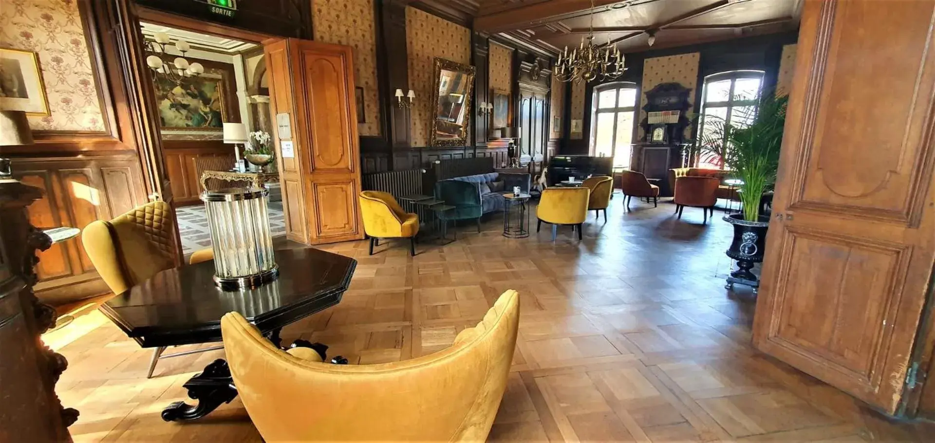 Lobby or reception, Lounge/Bar in Château de Pourtalès