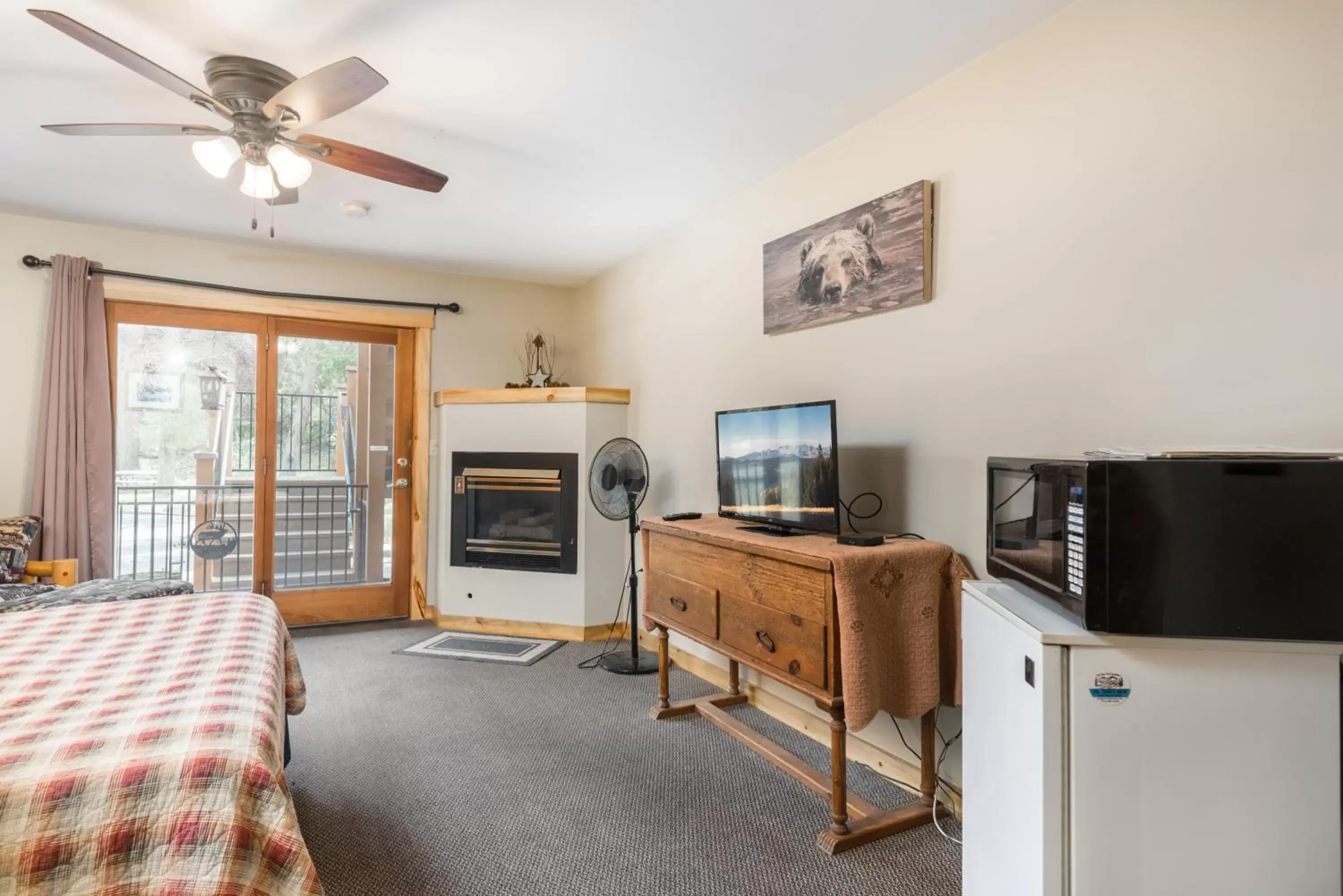 Bed in 4 Seasons Inn on Fall River Bed in 4 Seasons Inn on Fall River