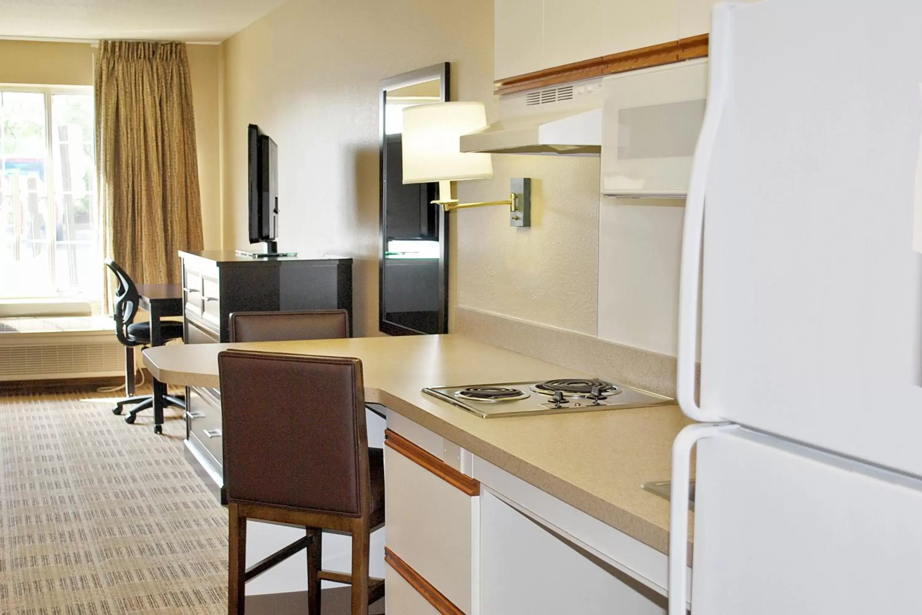 Kitchen or kitchenette, Kitchen/Kitchenette in Extended Stay America Suites - Auburn Hills - University Drive