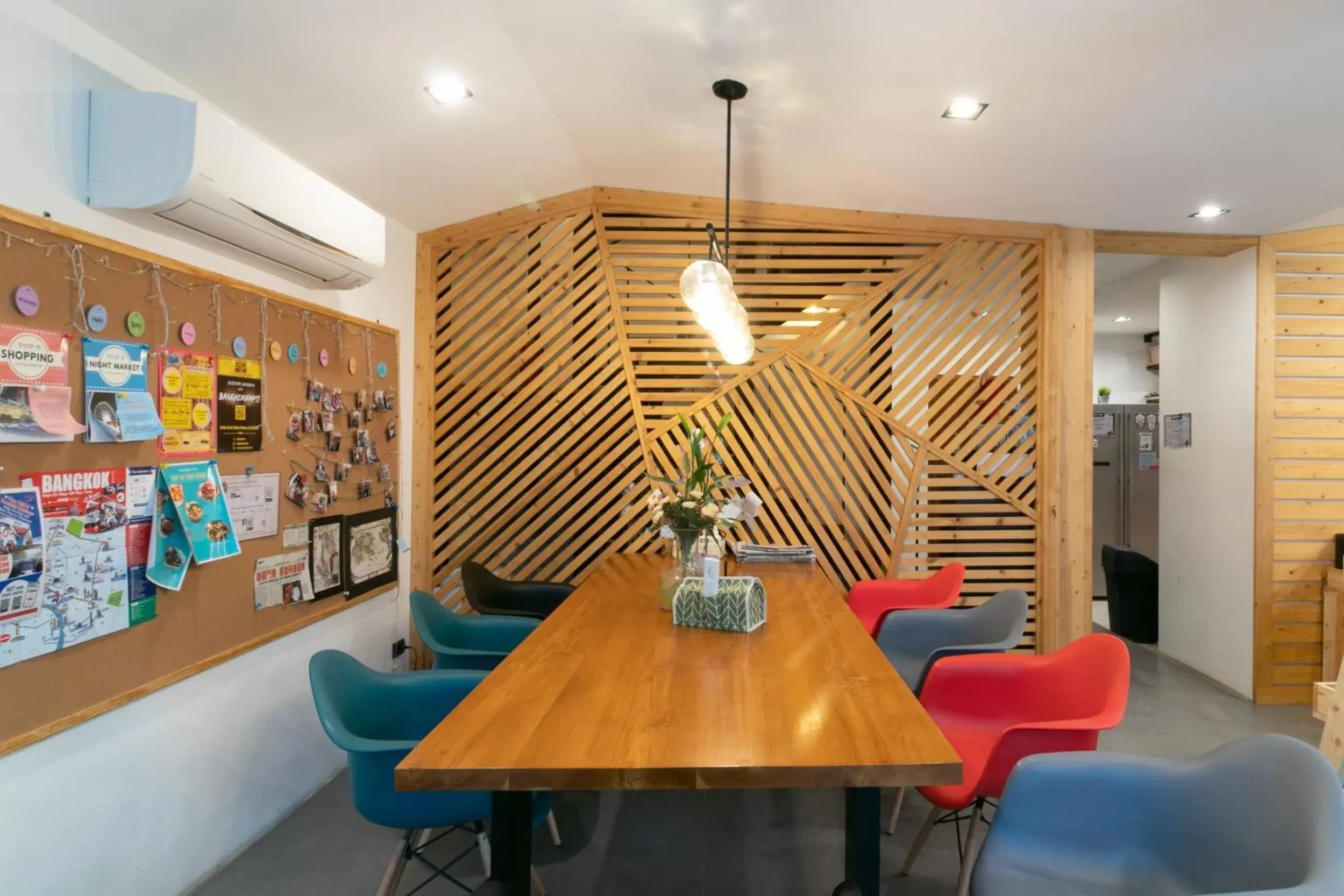 Communal lounge/ TV room in Timber Hostel by ZUZU