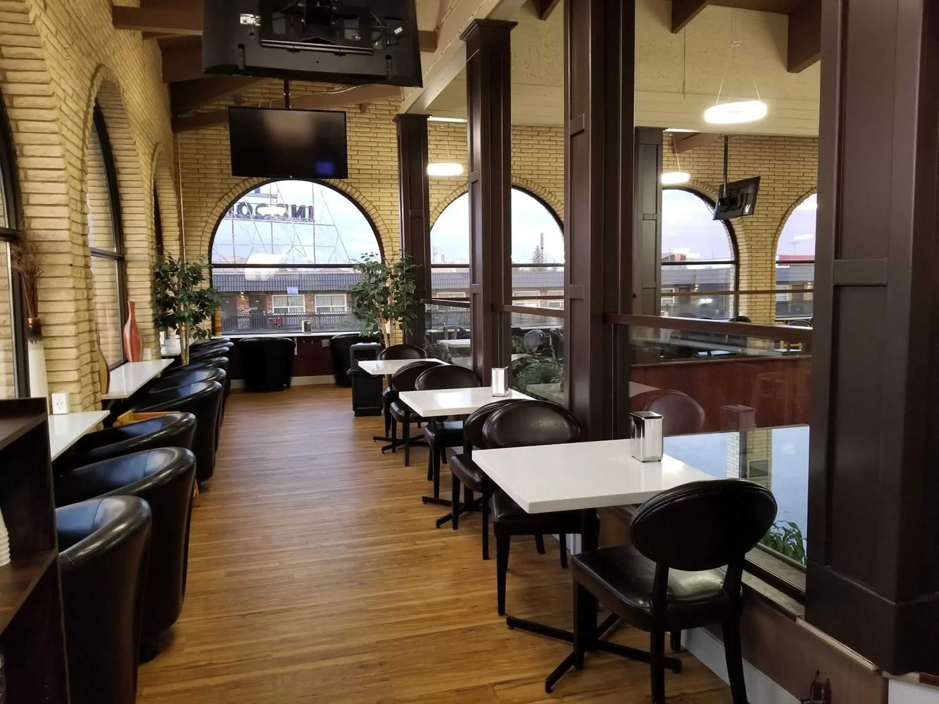 Balcony/Terrace, Restaurant/Places to Eat in Baymont by Wyndham Medicine Hat