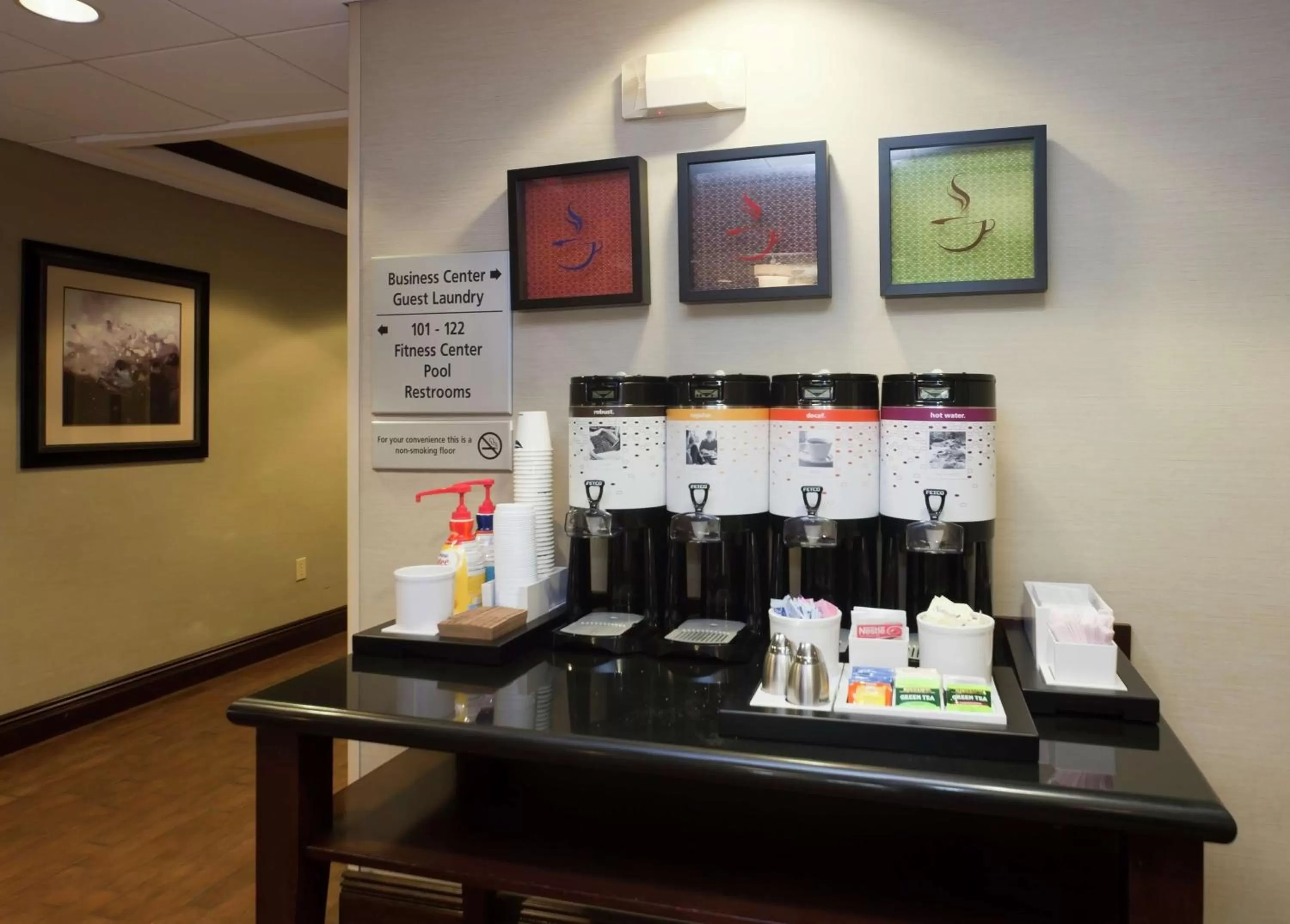 Dining area in Hampton Inn North Brunswick NJ