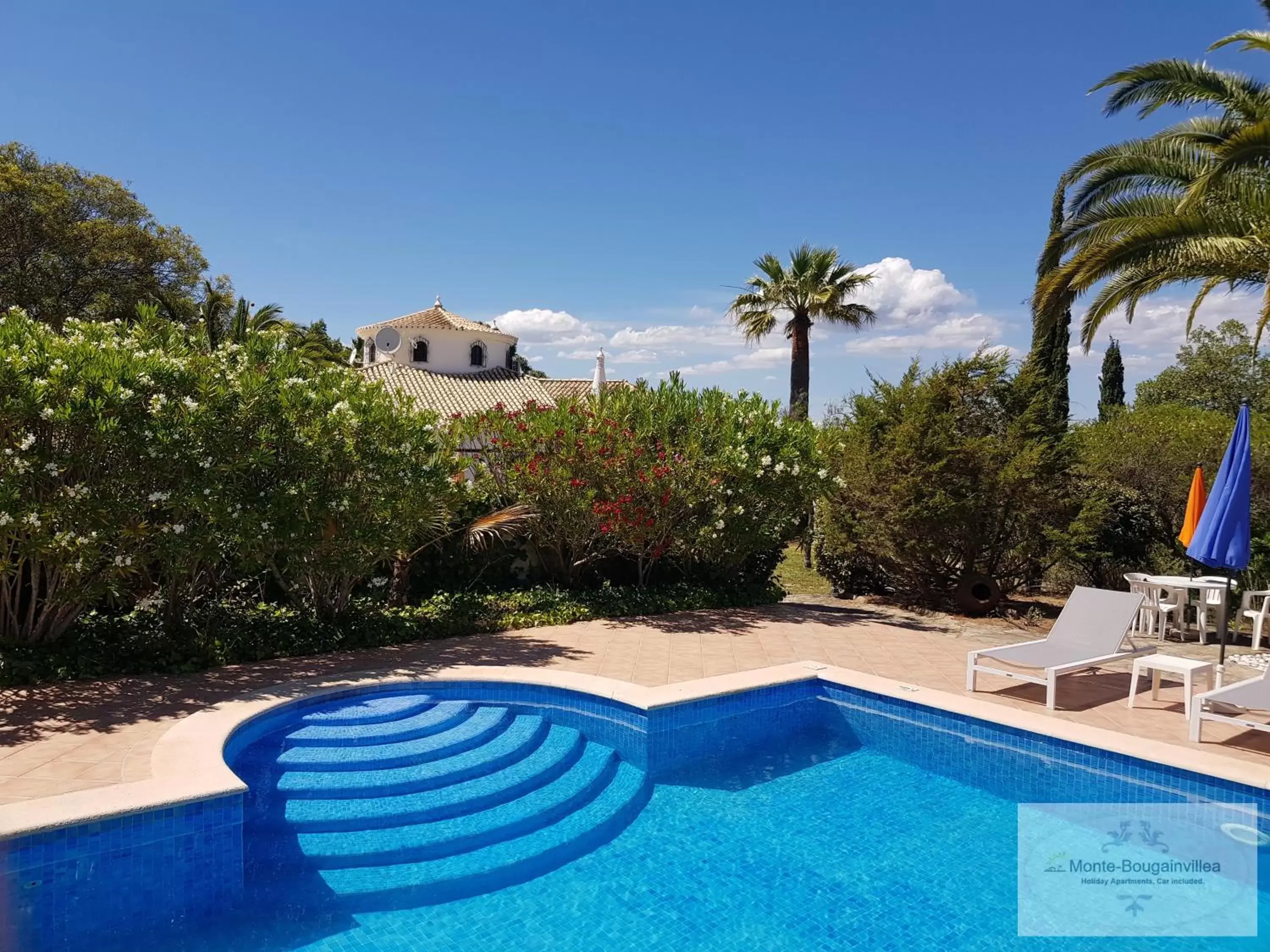 Swimming Pool in Monte-Bougainvillea