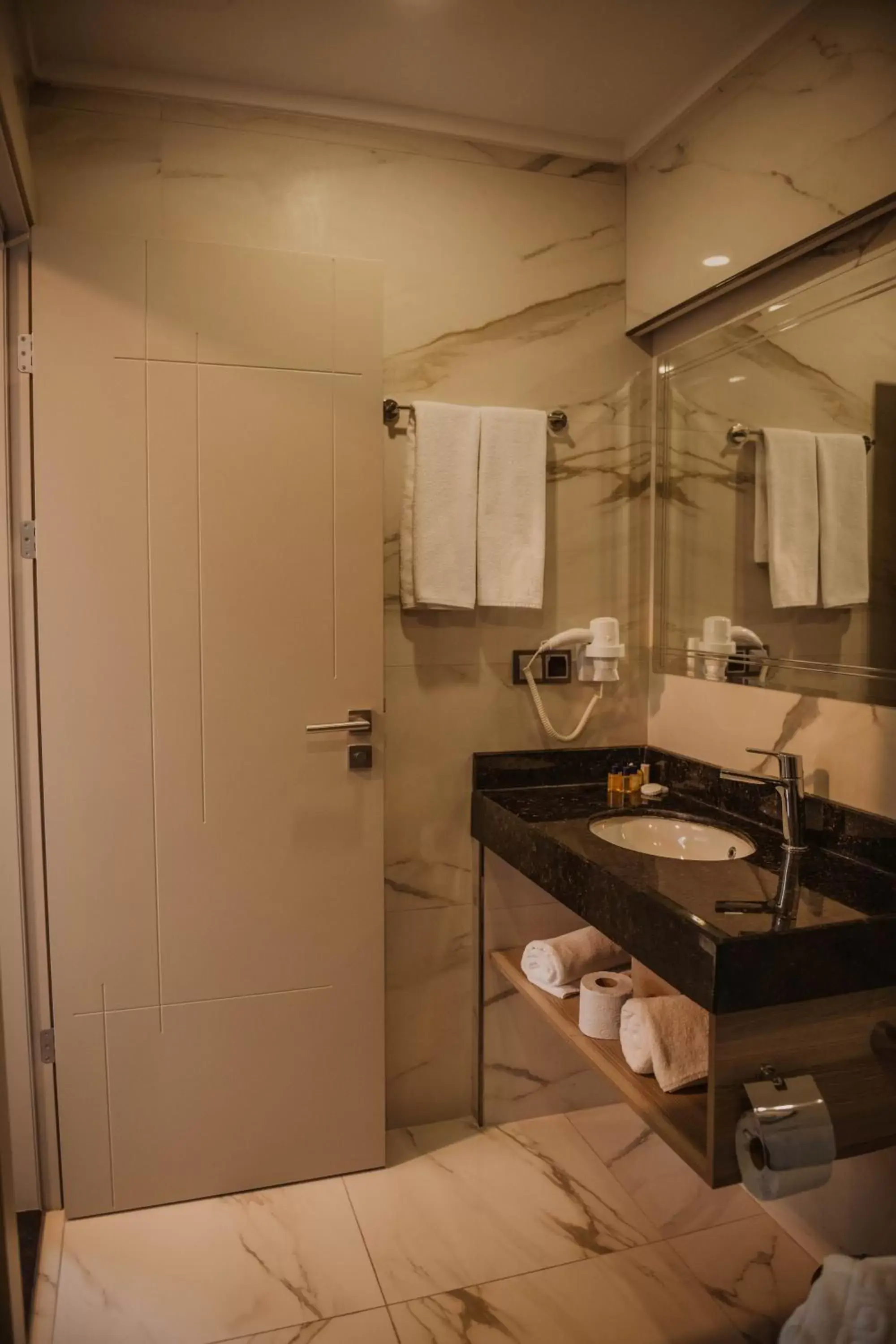 Shower, Bathroom in Peerless Villas Hotel
