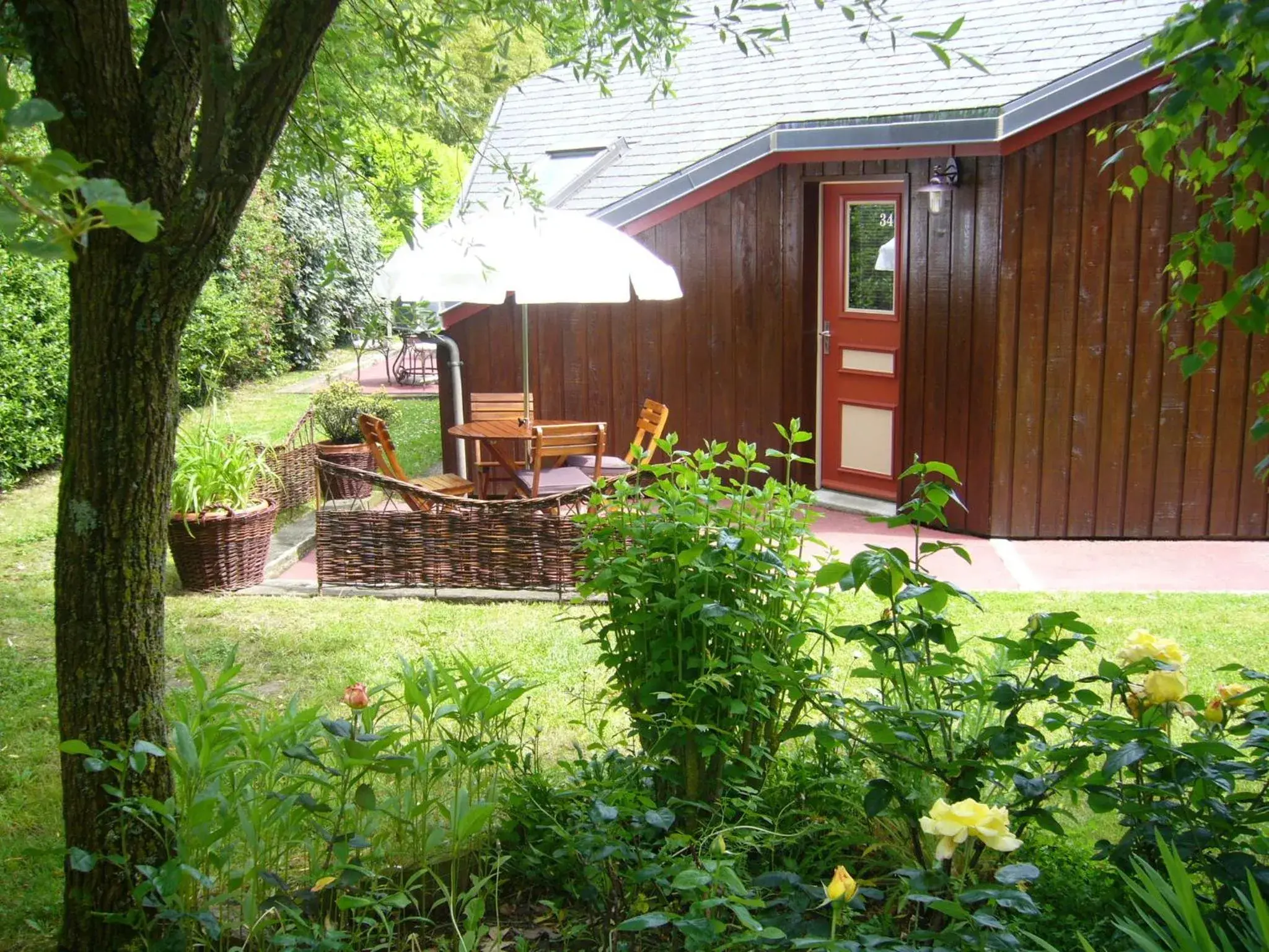 Garden, Property Building in Hotel Nuit Et Jour - La Maison de Lucile