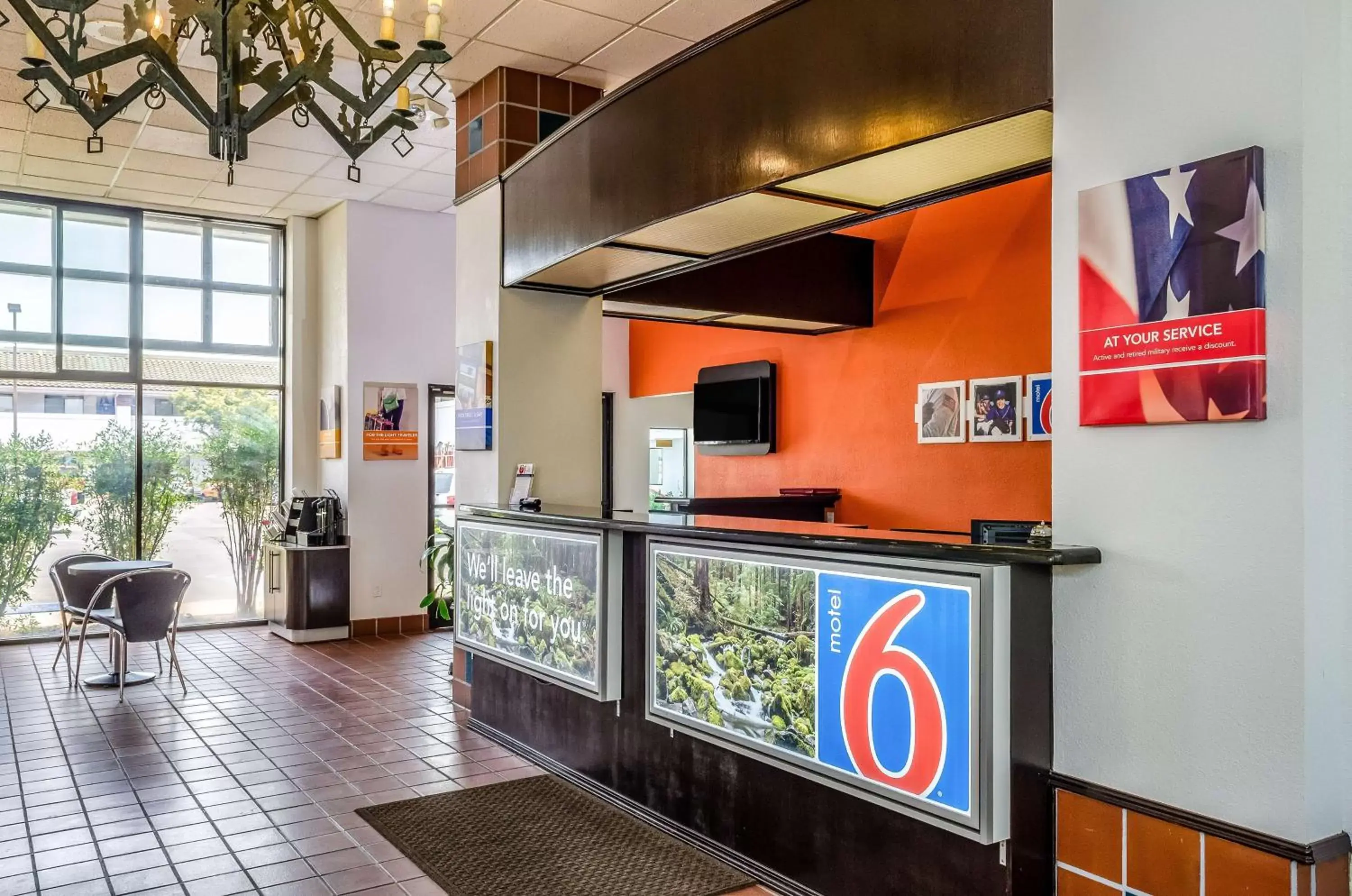 Property logo or sign, TV/Entertainment Center in Motel 6 Oakdale, Ca