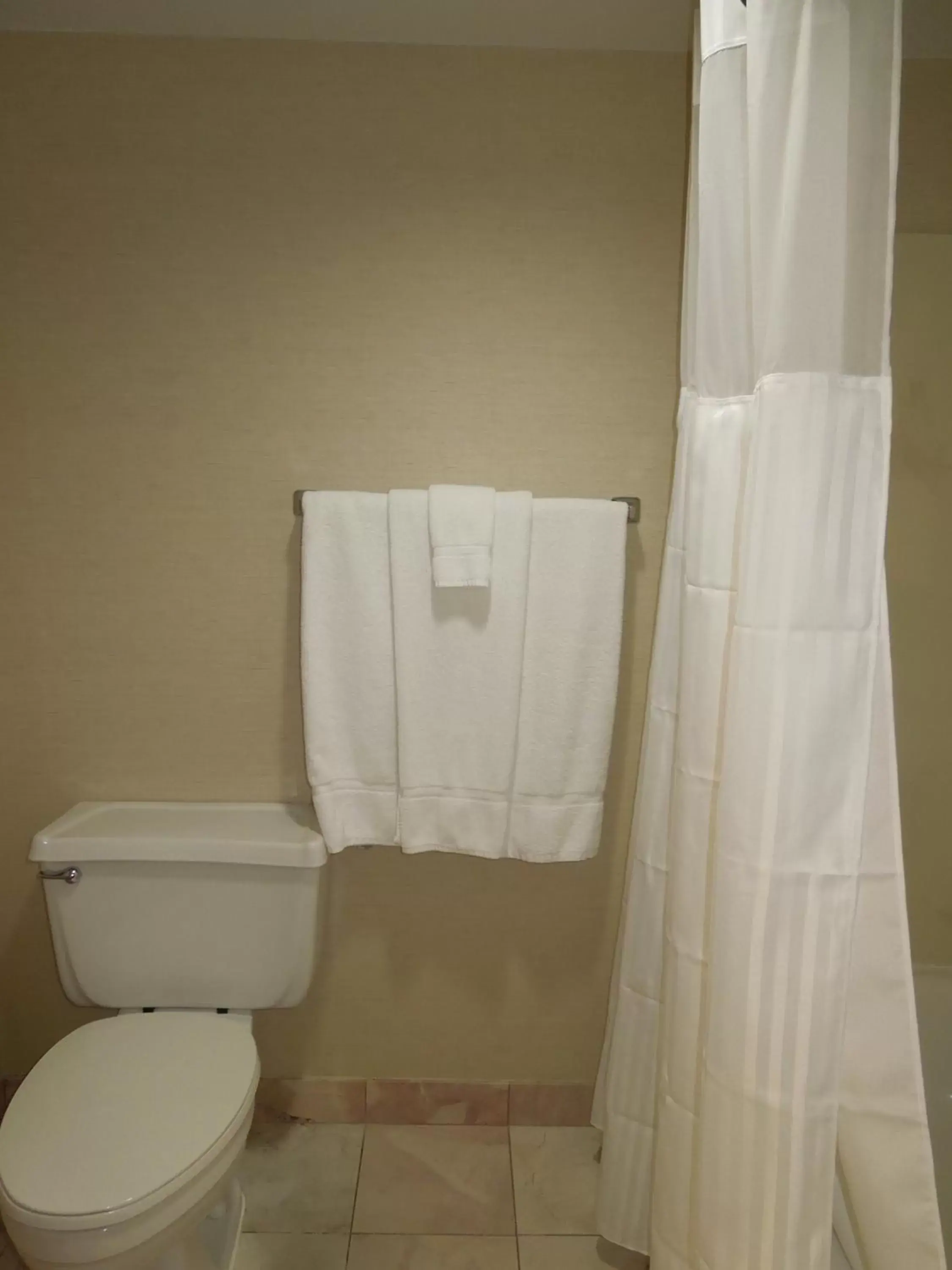 Bathroom in Radisson Cleveland Airport