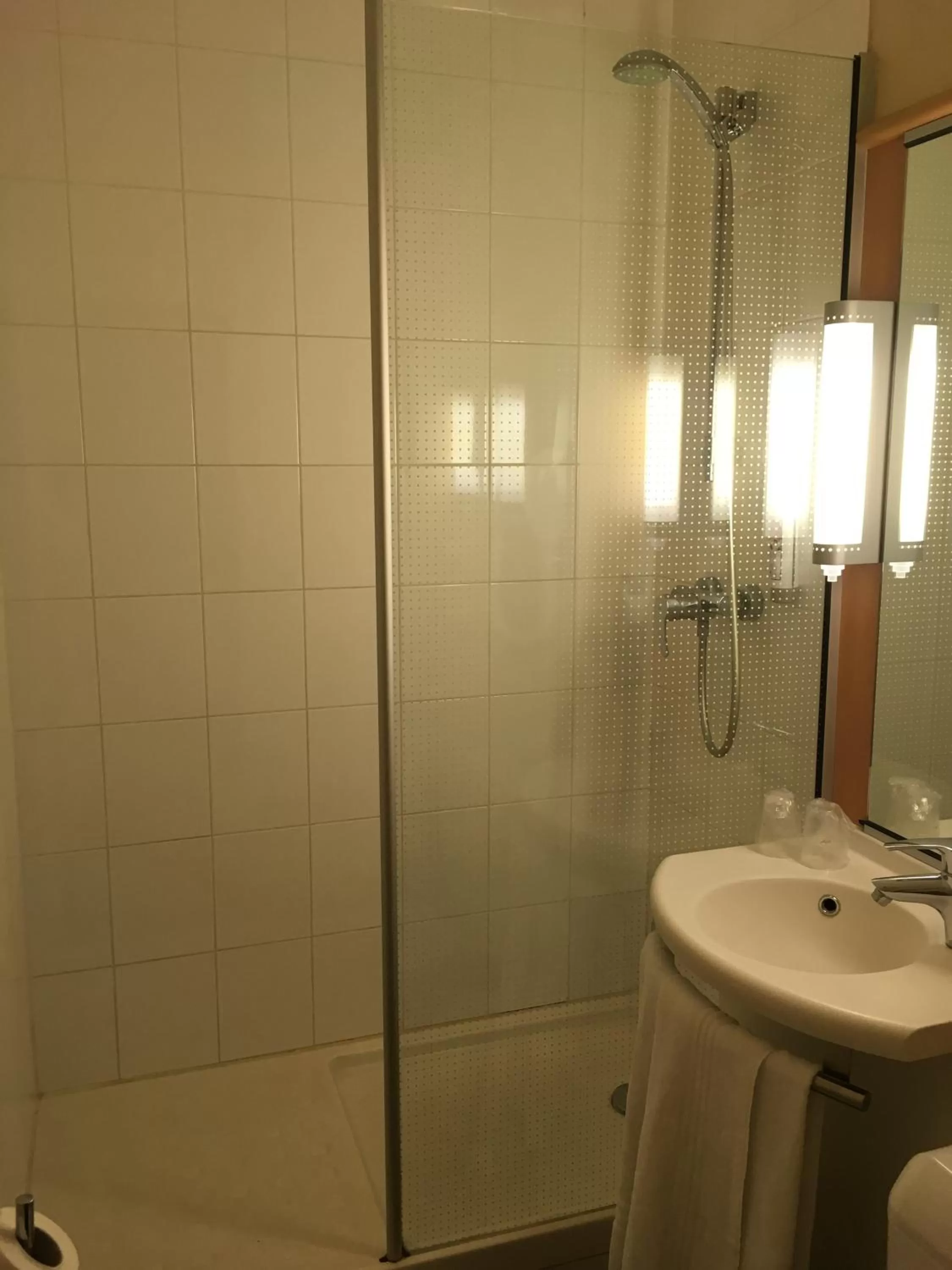Shower in ibis Abbeville