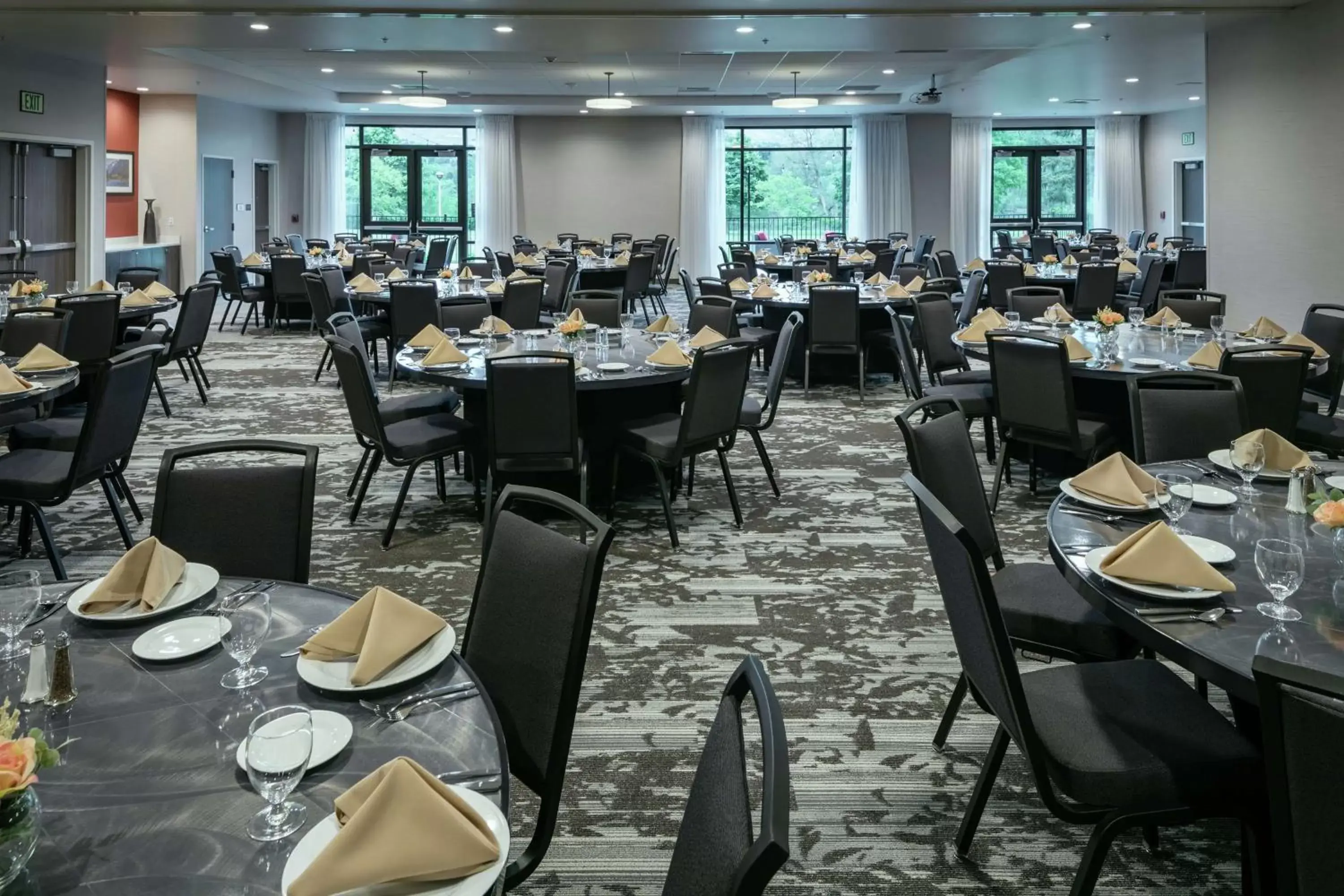 Meeting/conference room, Restaurant/Places to Eat in Hilton Garden Inn Wenatchee, Wa
