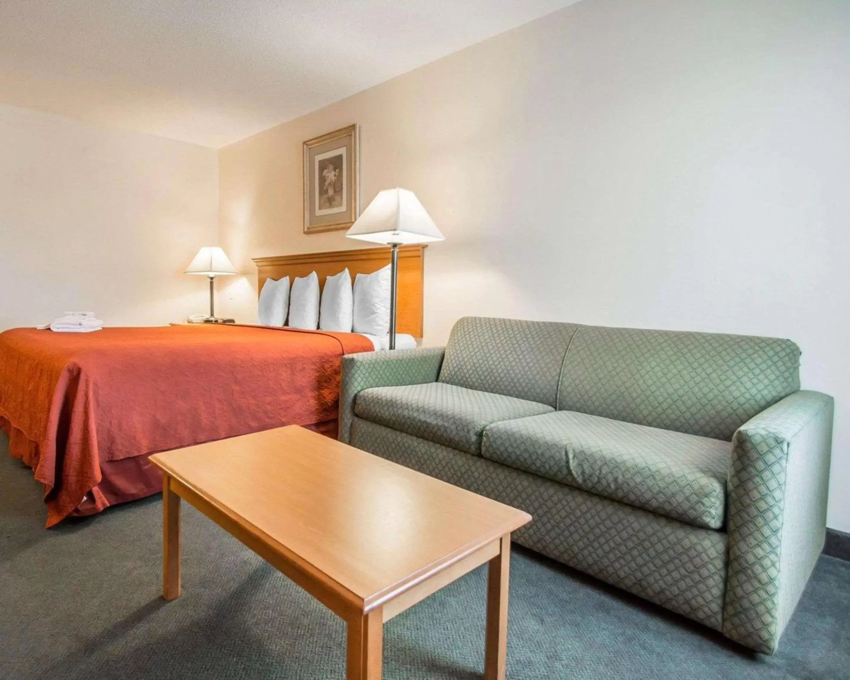 Photo of the whole room, Seating Area in Quality Inn Gainesville I-75