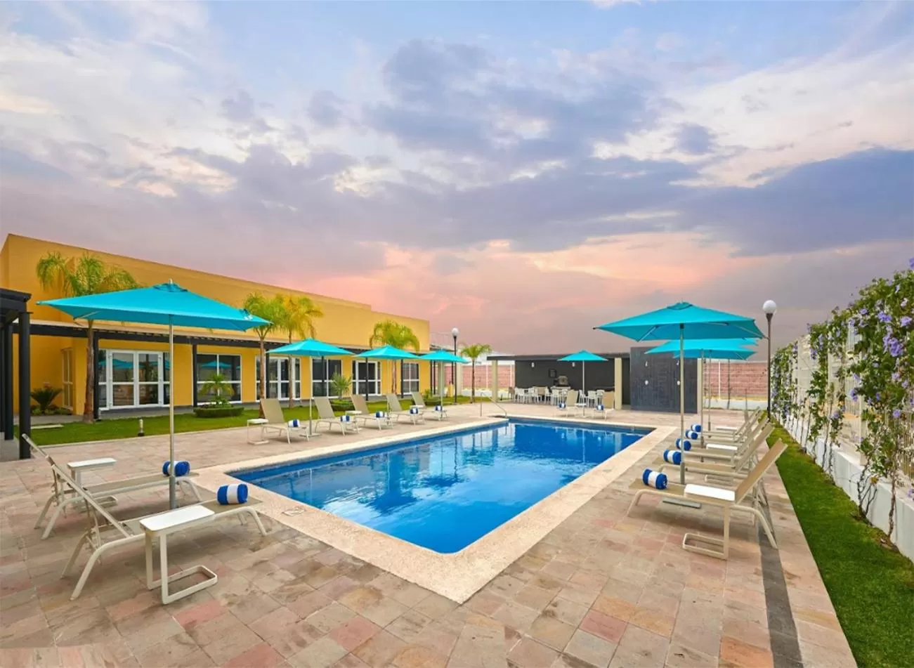 Swimming pool in Hotel Best Place Express