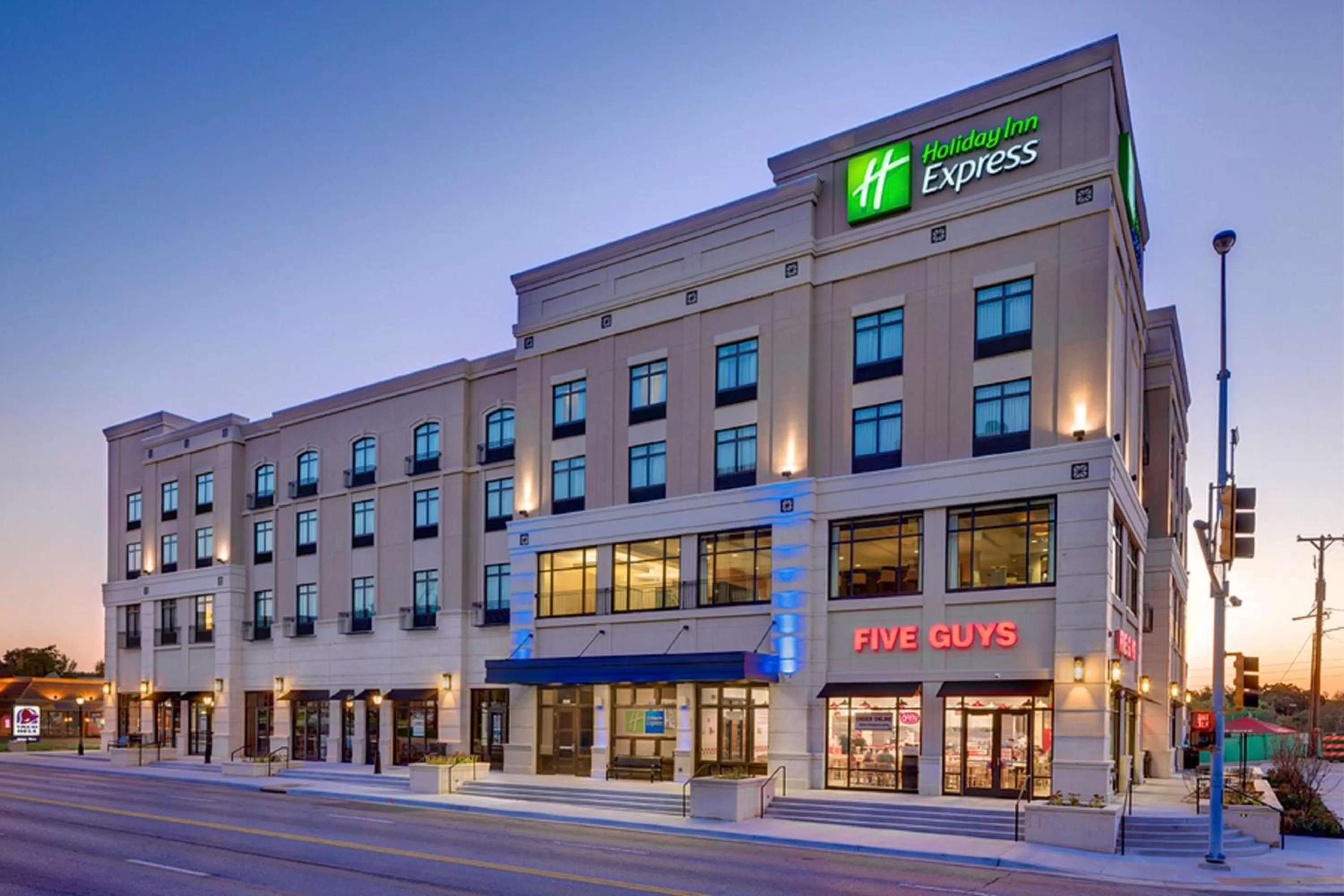Property building in Holiday Inn Express & Suites - Kansas City KU Medical Center by IHG