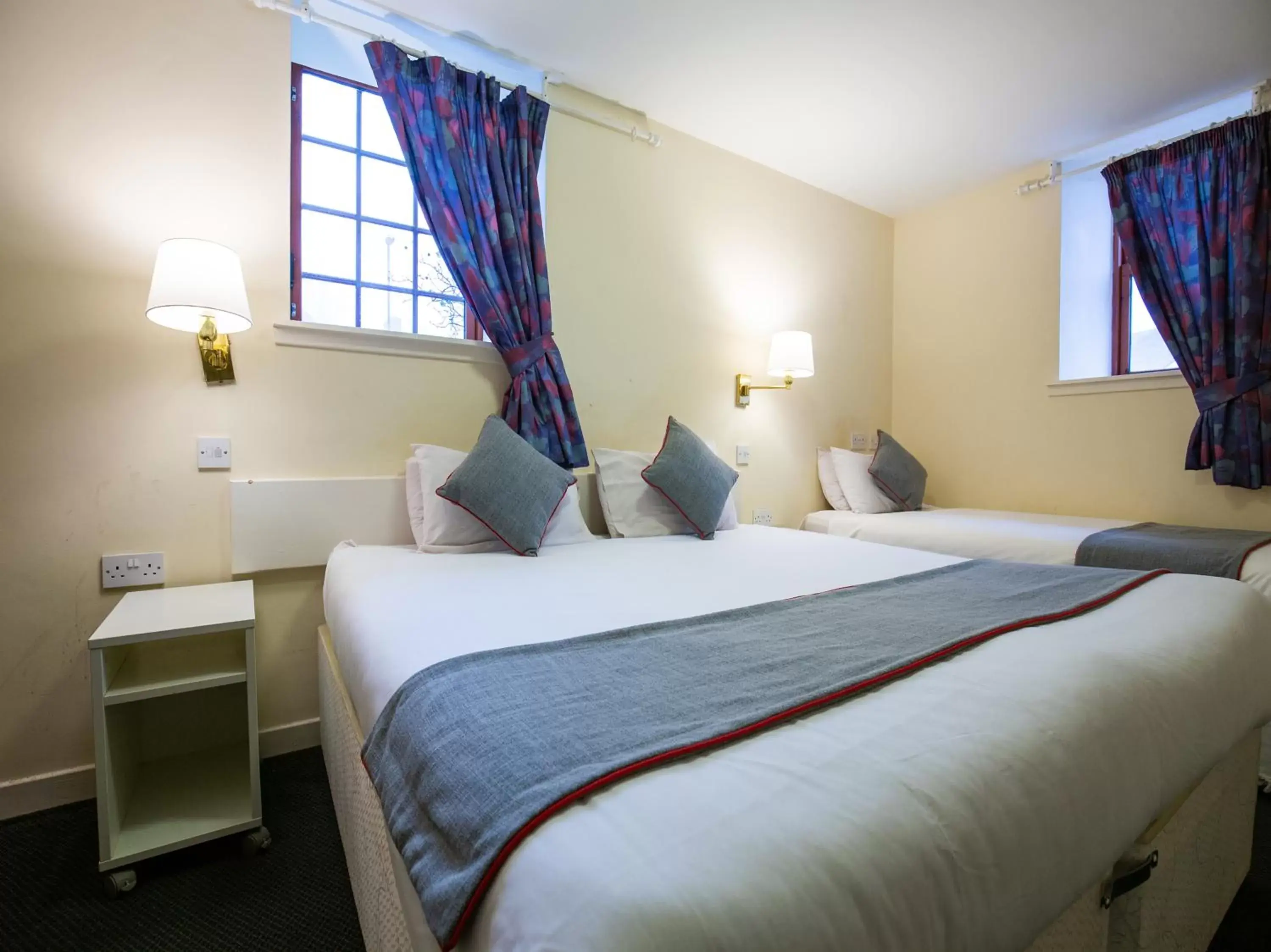 Bedroom, Bed in Longforgan Coaching Inn