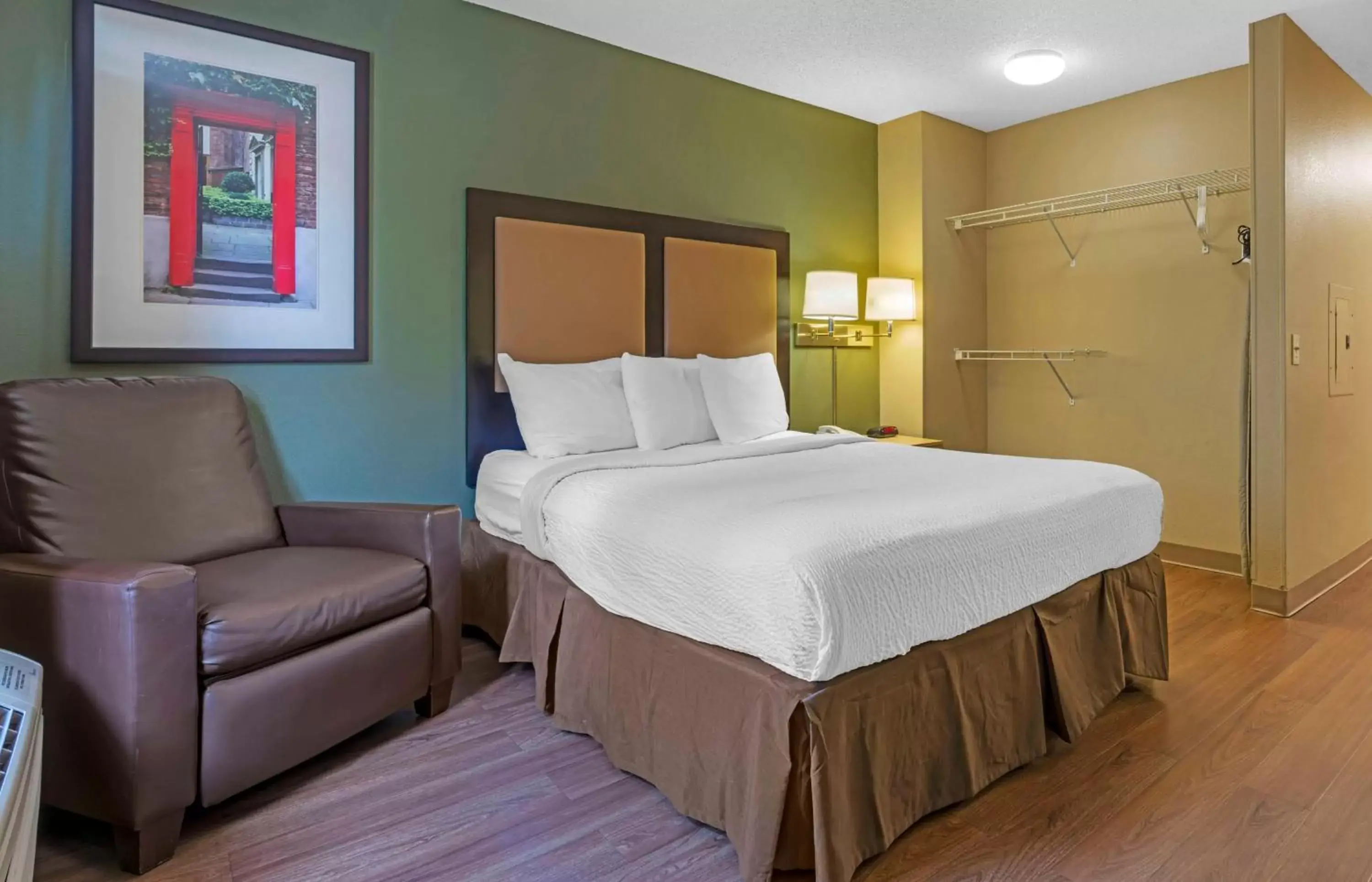 Bedroom, Bed in Extended Stay America Suites - Stockton - March Lane