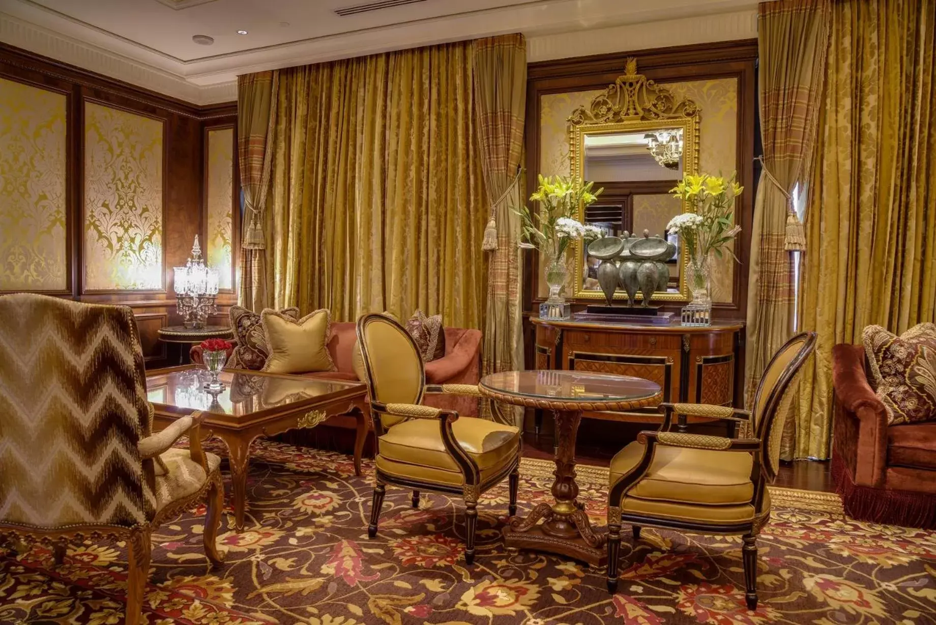 Lounge or bar in The Leela Palace New Delhi