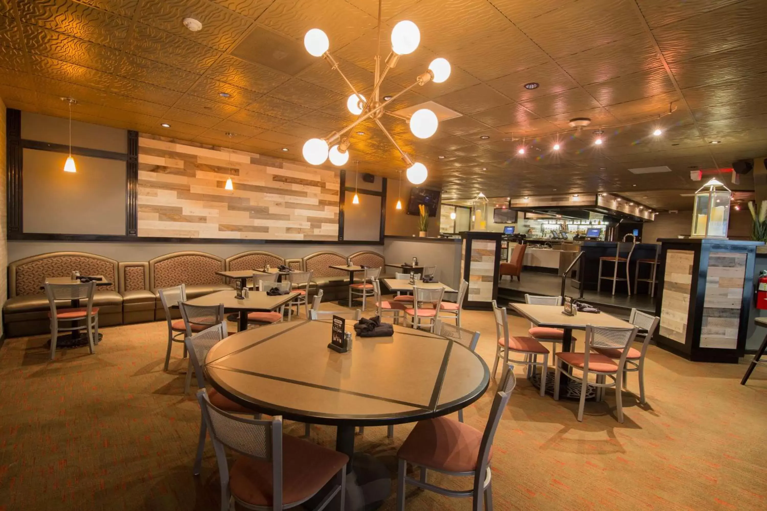 Lounge or bar, Restaurant/Places to Eat in Best Western Plus Steeplegate Inn
