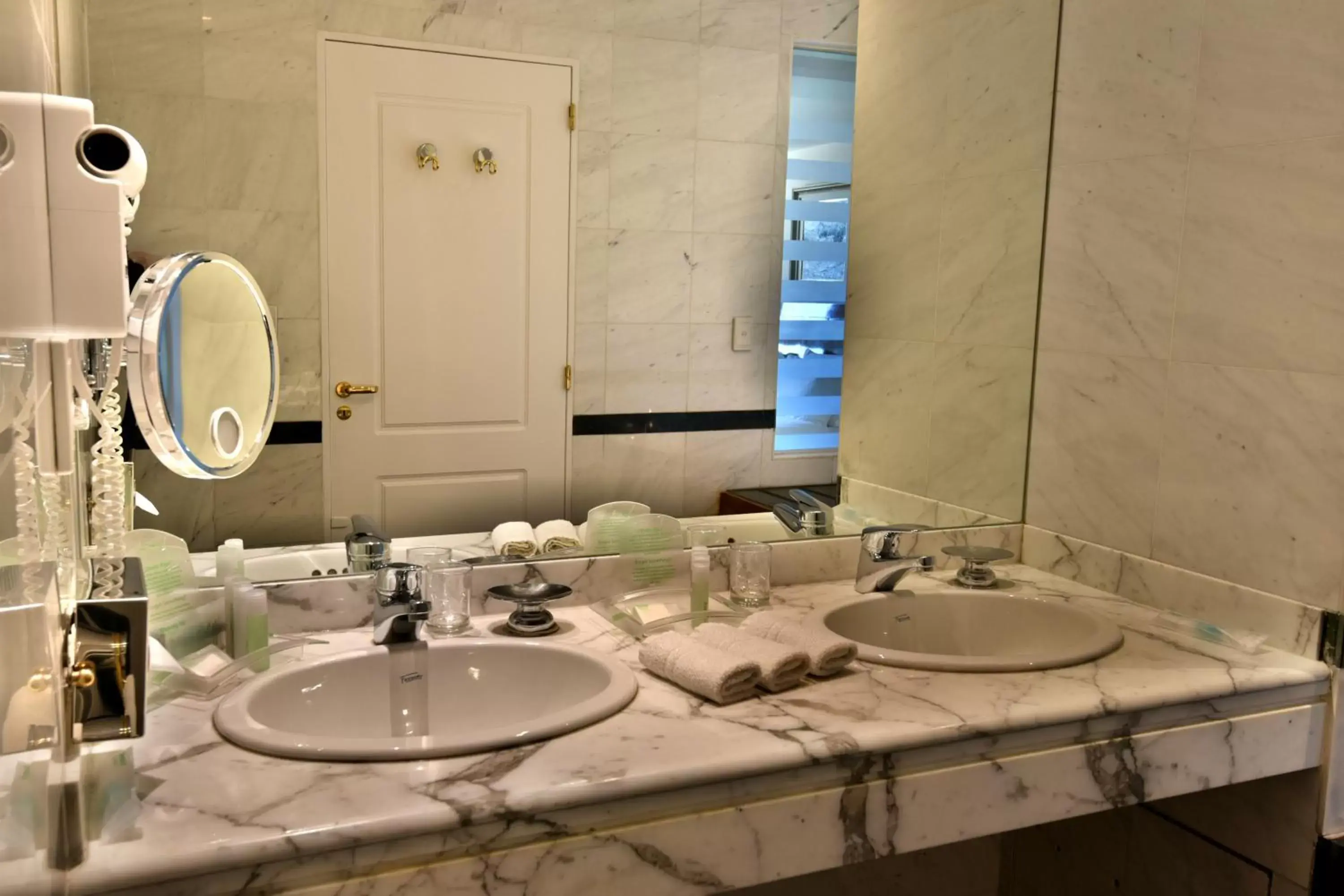 Photo of the whole room, Bathroom in Holiday Inn Cordoba, an IHG Hotel