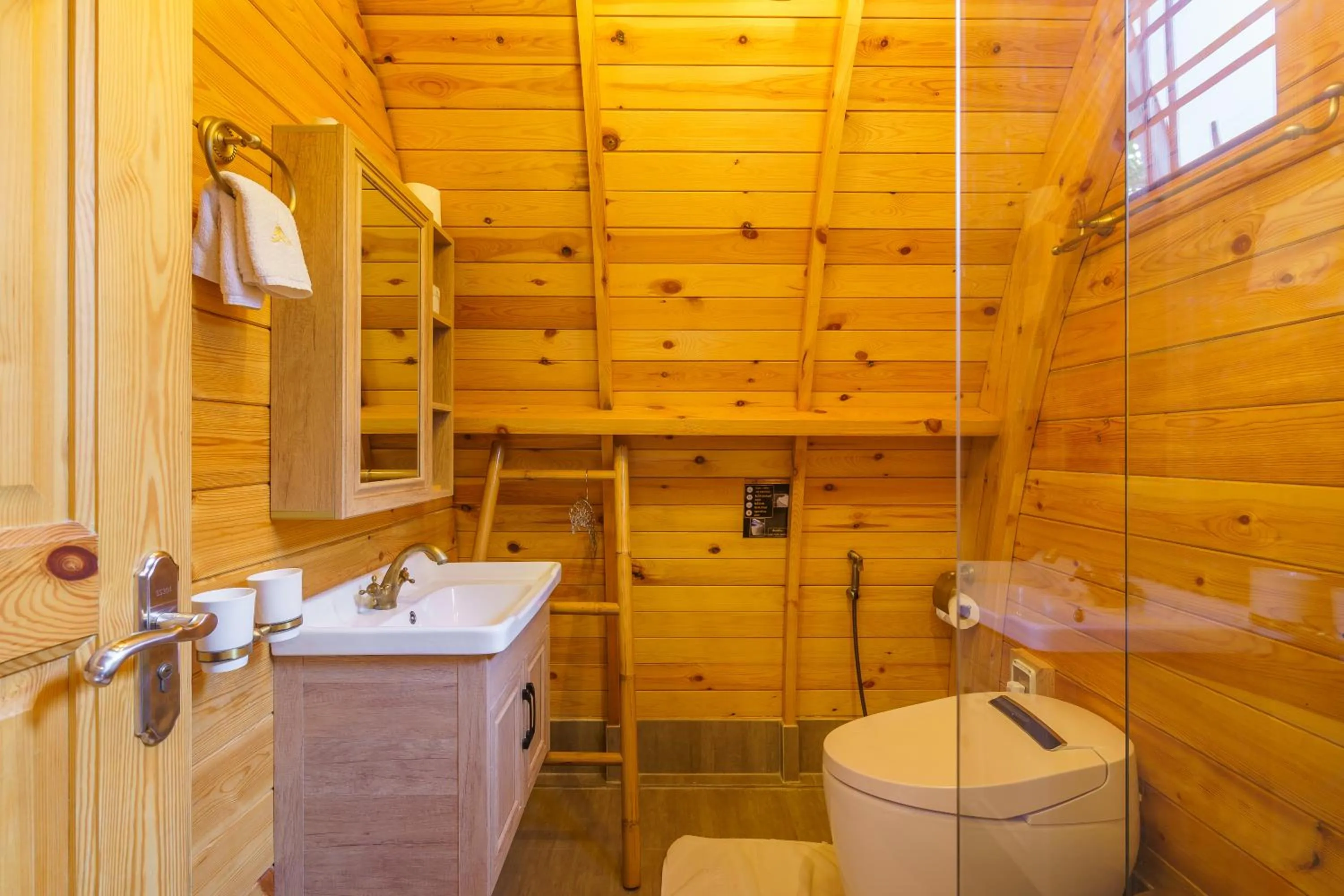 Villa with Jacuzzi and Lake View  in Khum Damnoen Resort