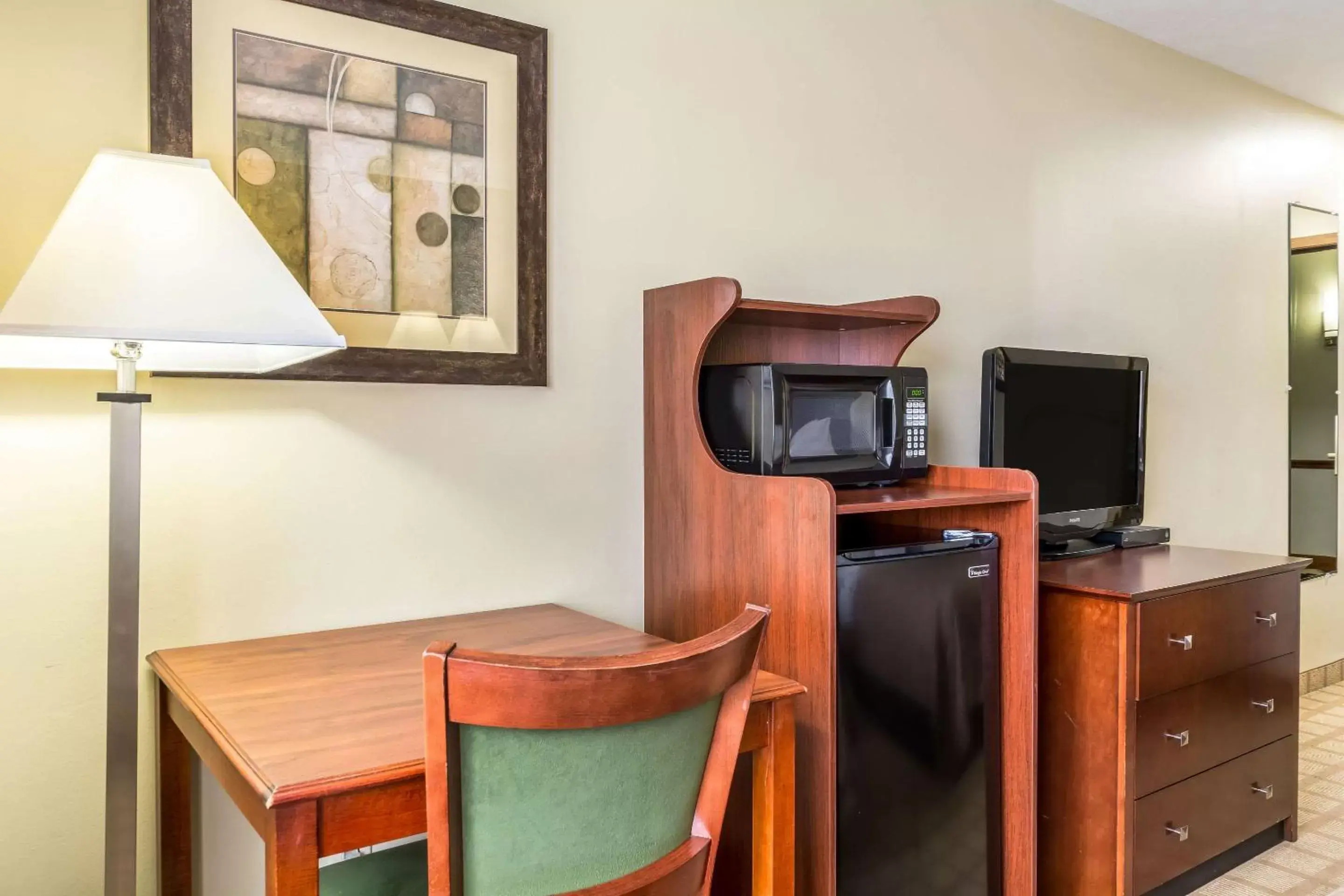 Photo of the whole room, TV/Entertainment Center in Quality Inn I-74 Batesville