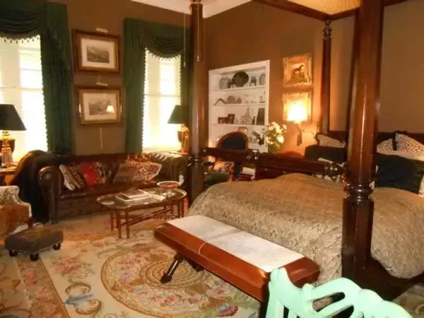 Seating area in Belle Oaks Inn