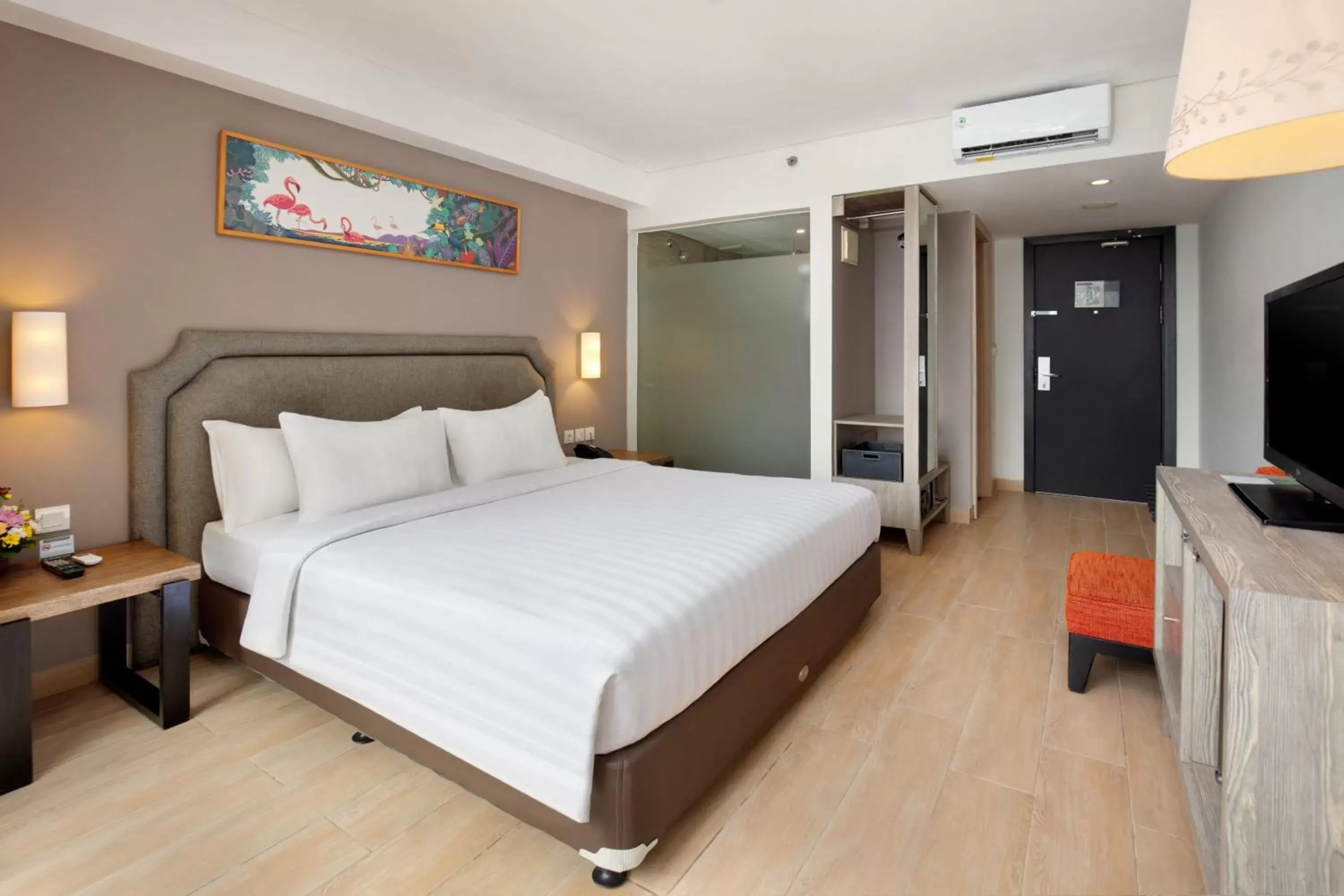 Photo of the whole room, Bed in Harper Kuta Hotel by ASTON