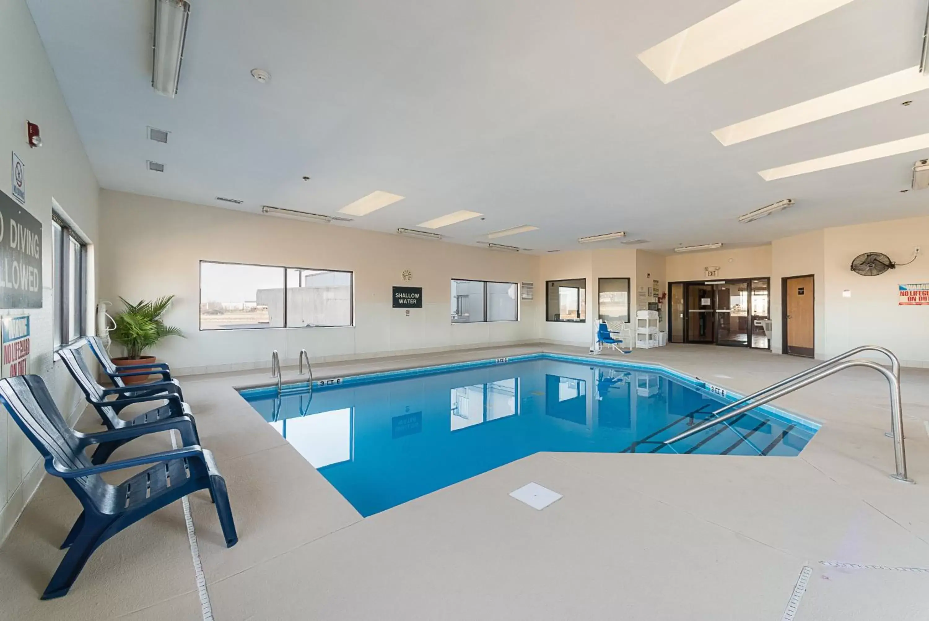 Swimming Pool in Red Roof Inn St Louis - Troy, IL