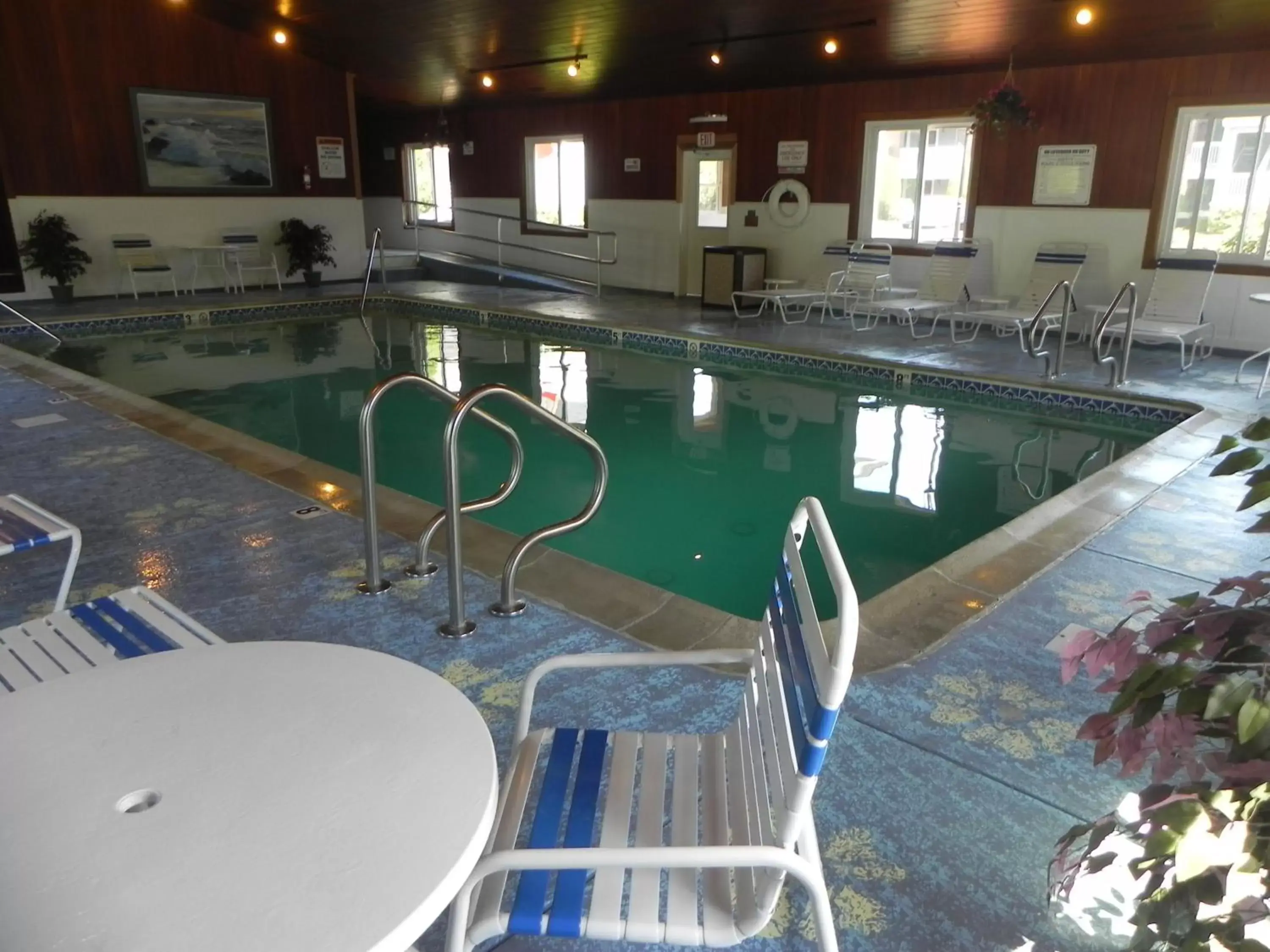 Swimming Pool in Elmwood Resort Hotel