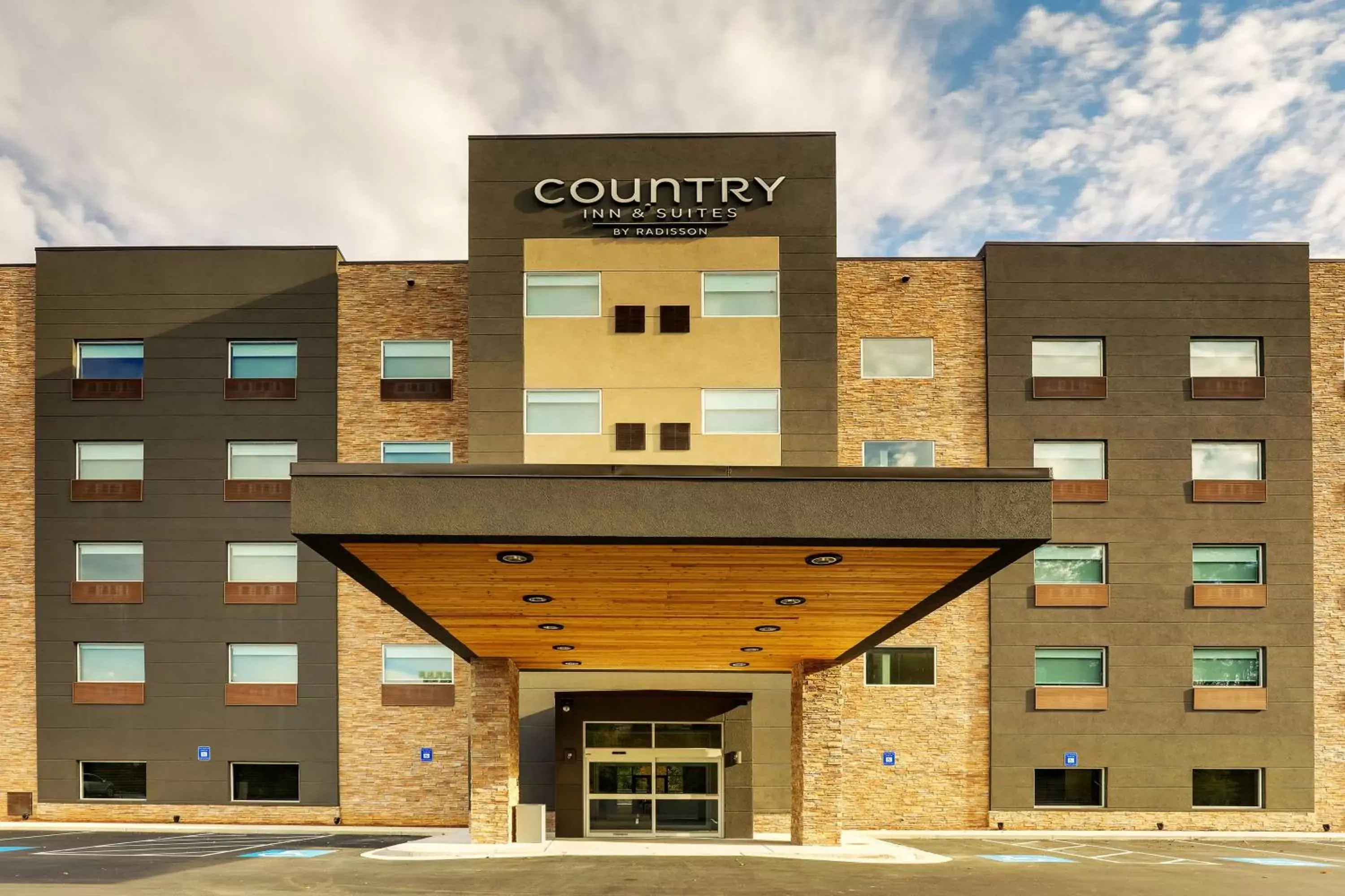 Property Building in Country Inn & Suites by Radisson, Cumming, GA