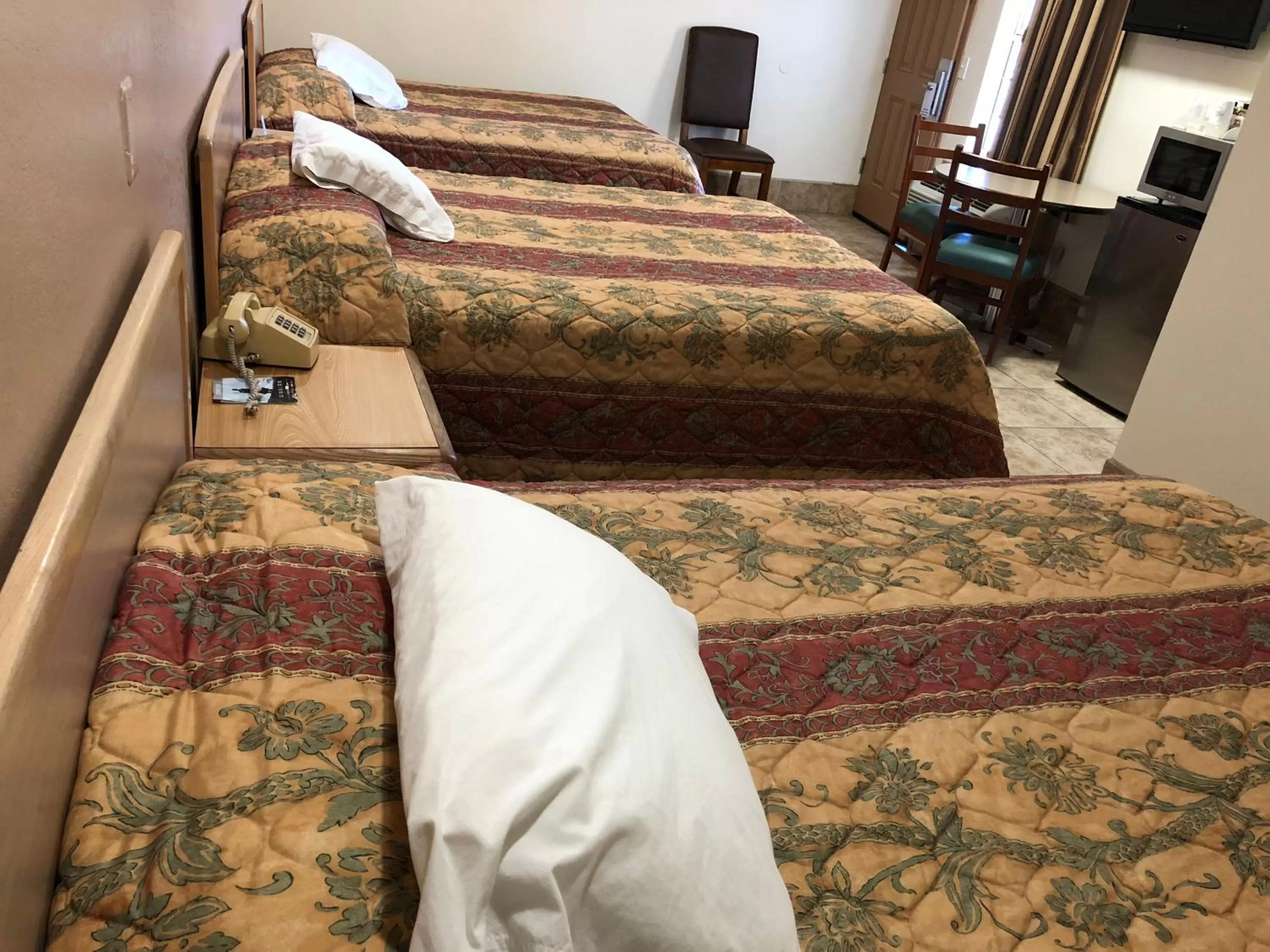 Bed in Toppers Motel