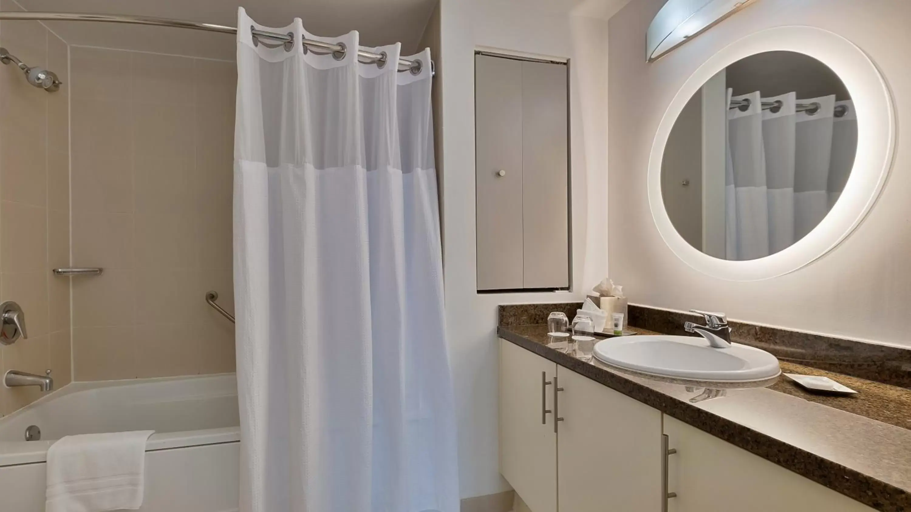Shower, Bathroom in Hotel Arya BW Premier Collection