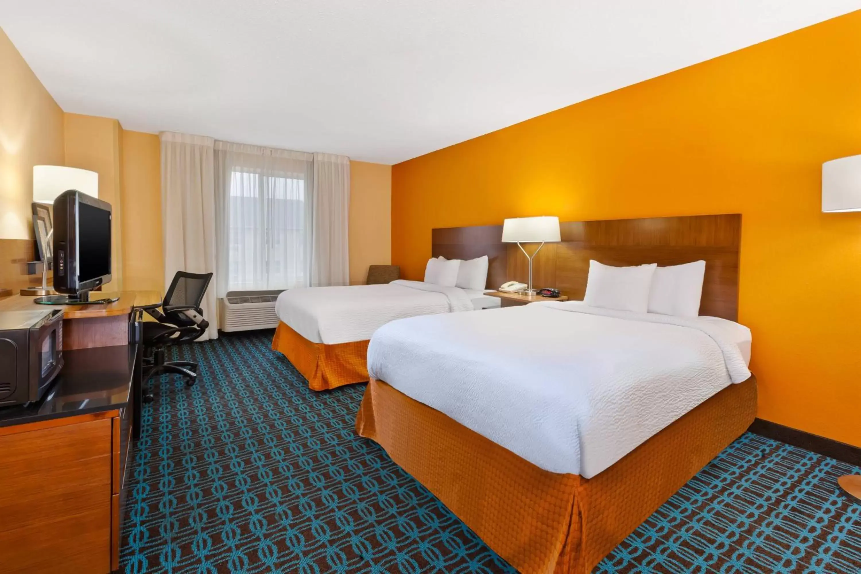 Photo of the whole room, Bed in Fairfield Inn & Suites by Marriott Columbus East