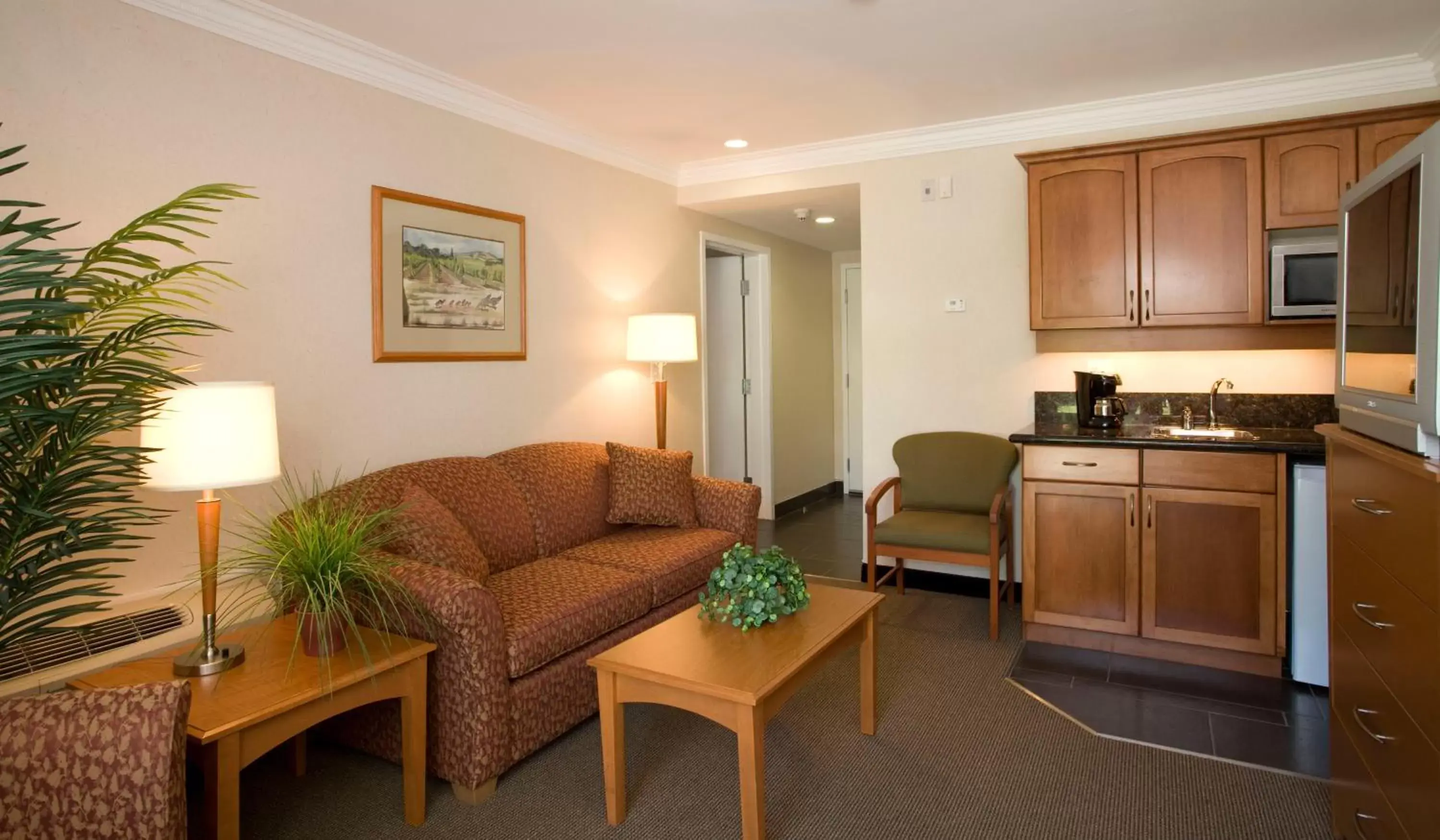 Living room, Seating Area in Best Western Plus Kelowna Hotel & Suites