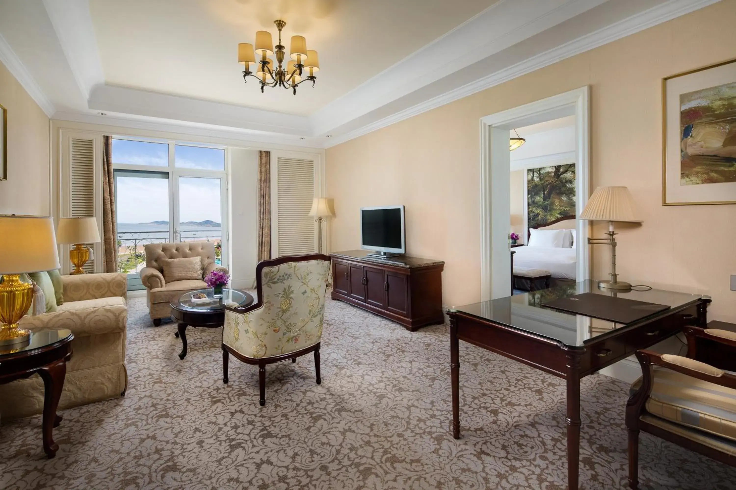 Photo of the whole room, Seating Area in Crowne Plaza Ocean Spring Resort, an IHG Hotel