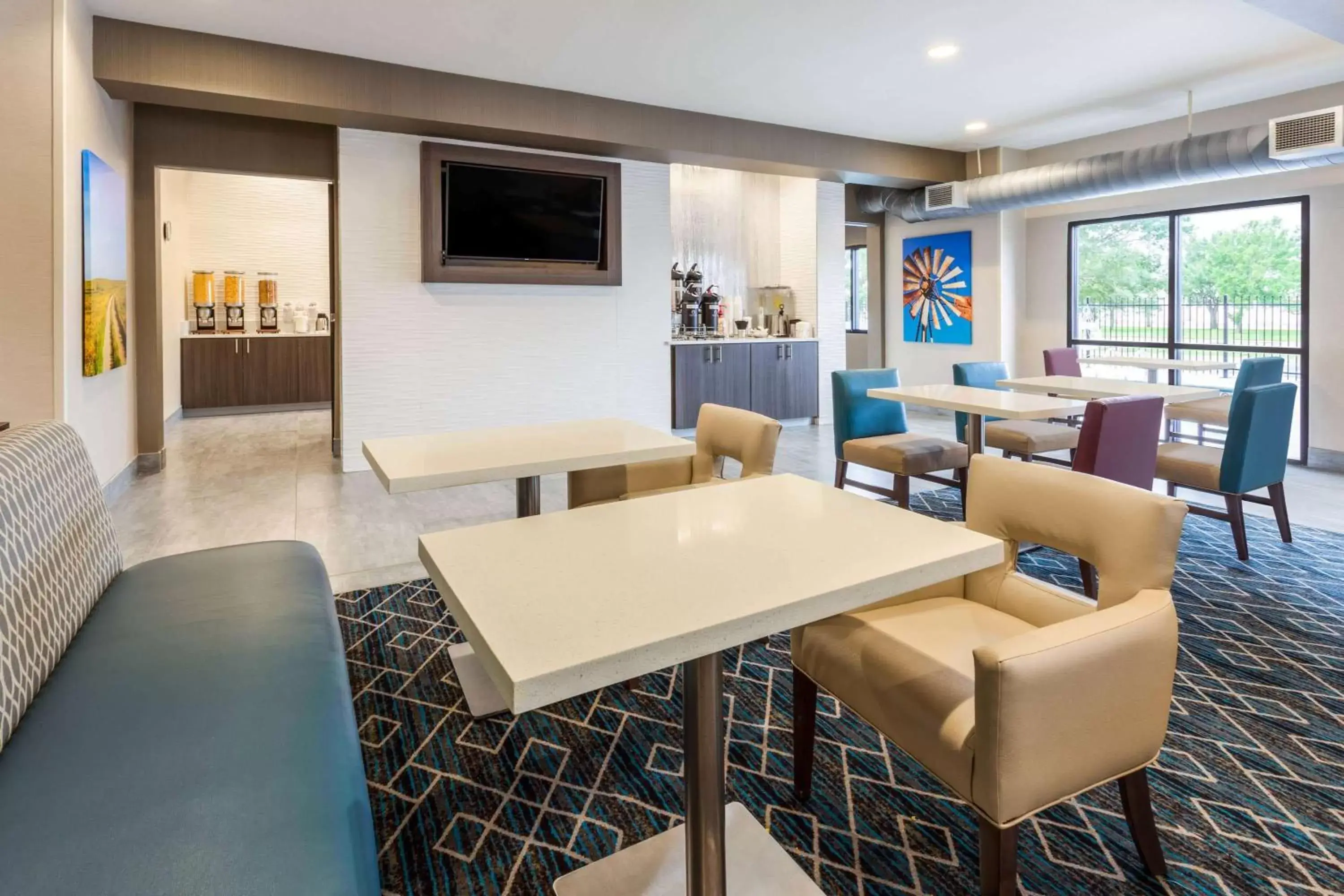 Restaurant/places to eat, Lounge/Bar in La Quinta by Wyndham Wichita Airport