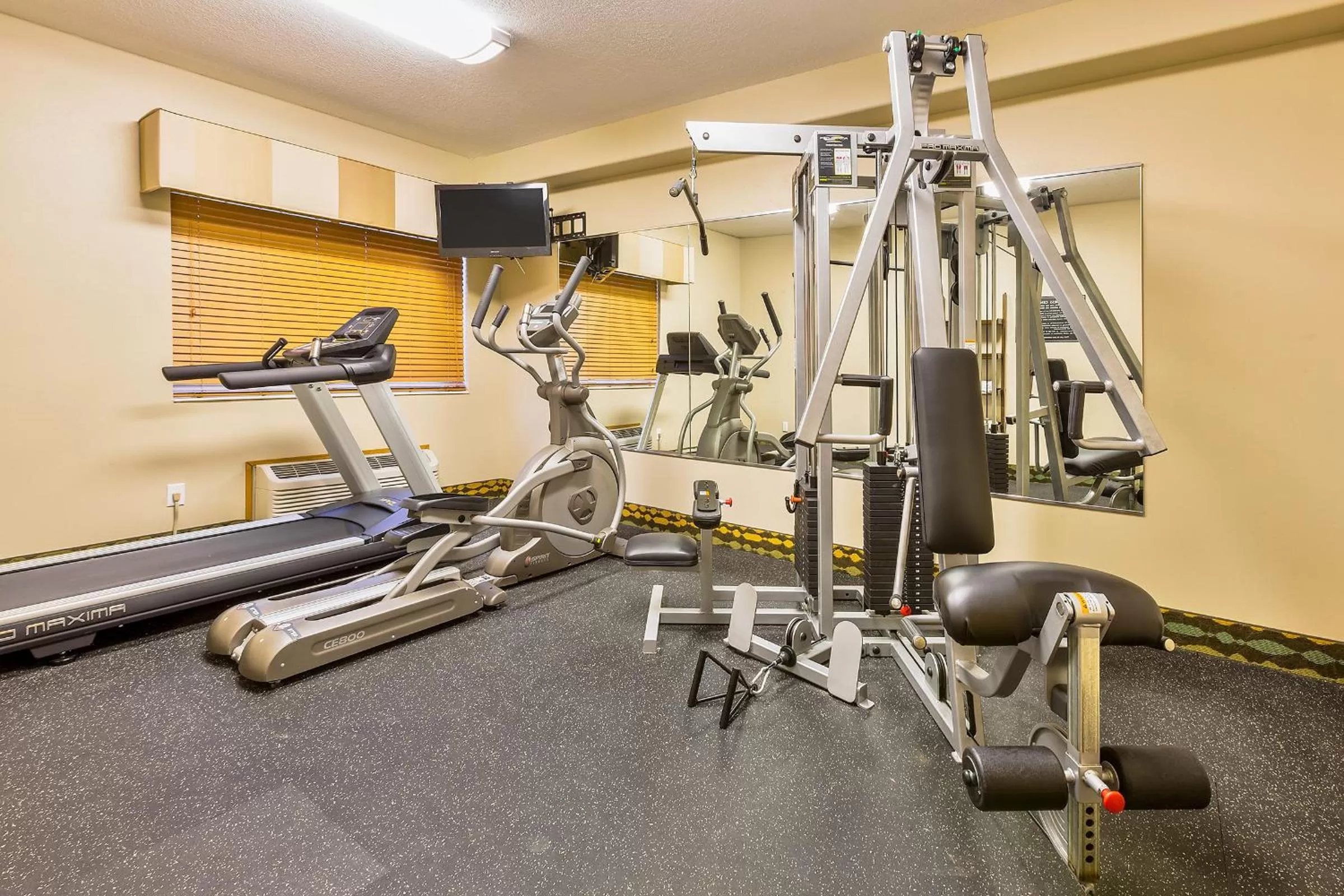 Fitness centre/facilities in AmericInn by Wyndham Des Moines Airport