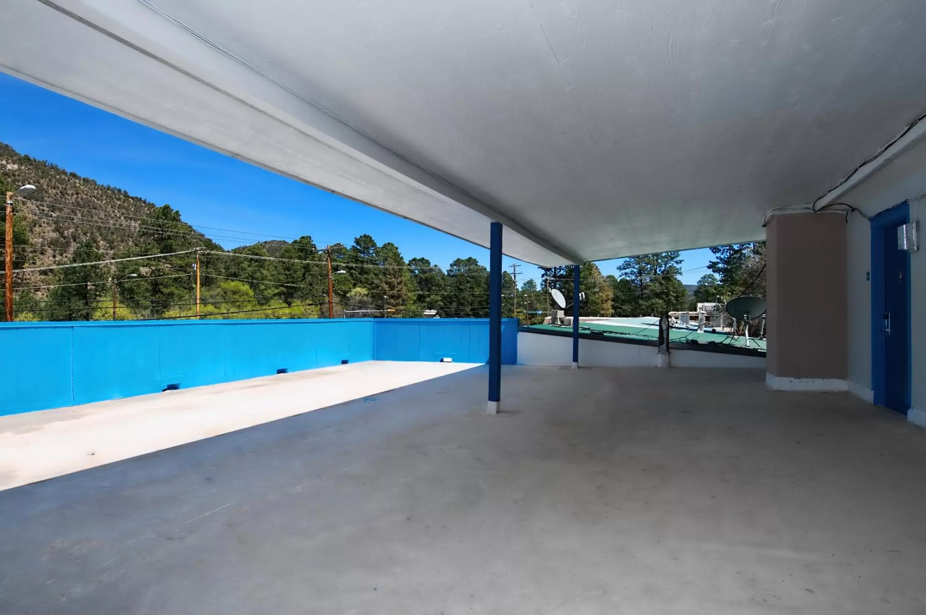 Balcony/Terrace, Swimming Pool in Budget Lodge