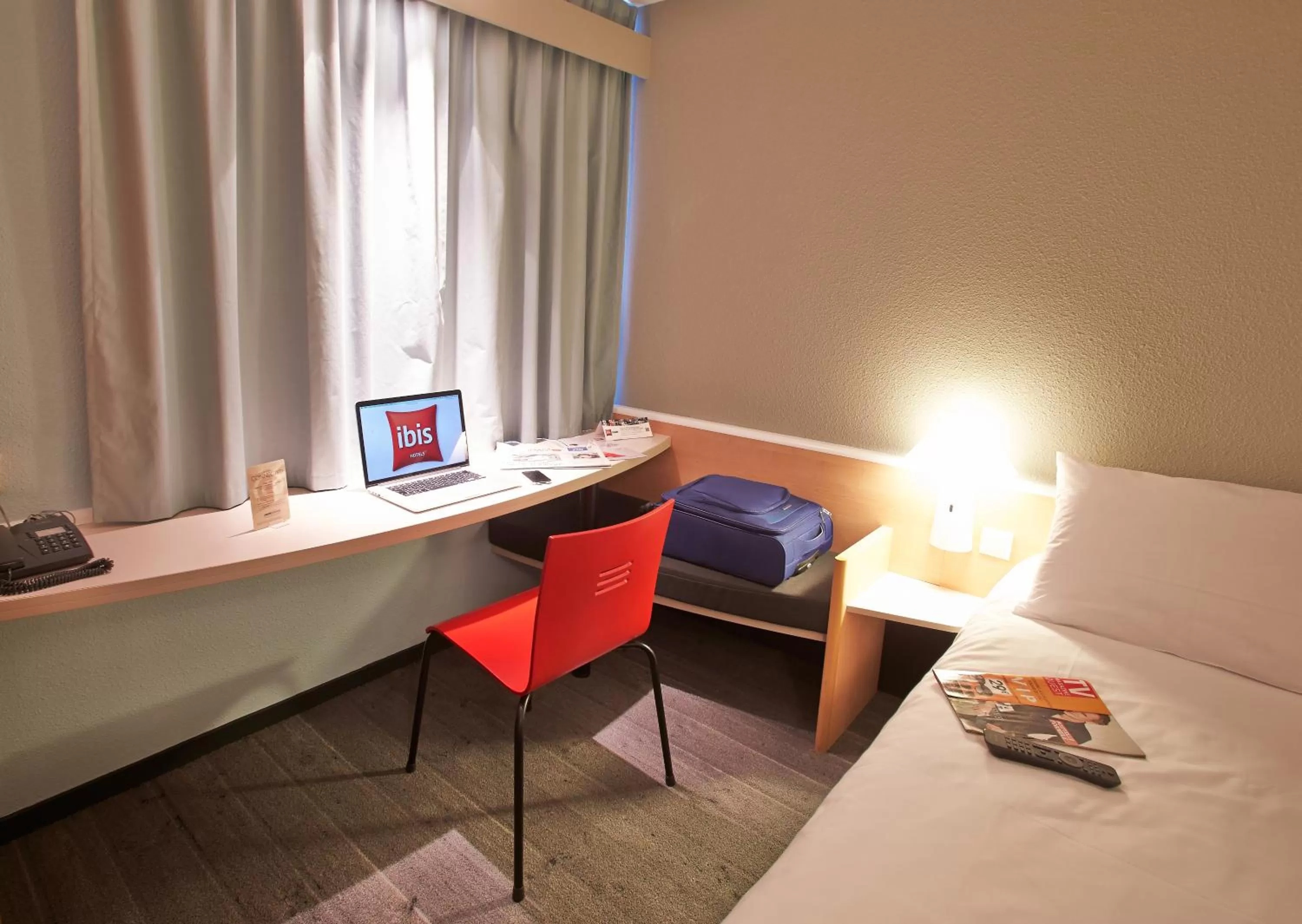 Seating area, Bed in Ibis Auray