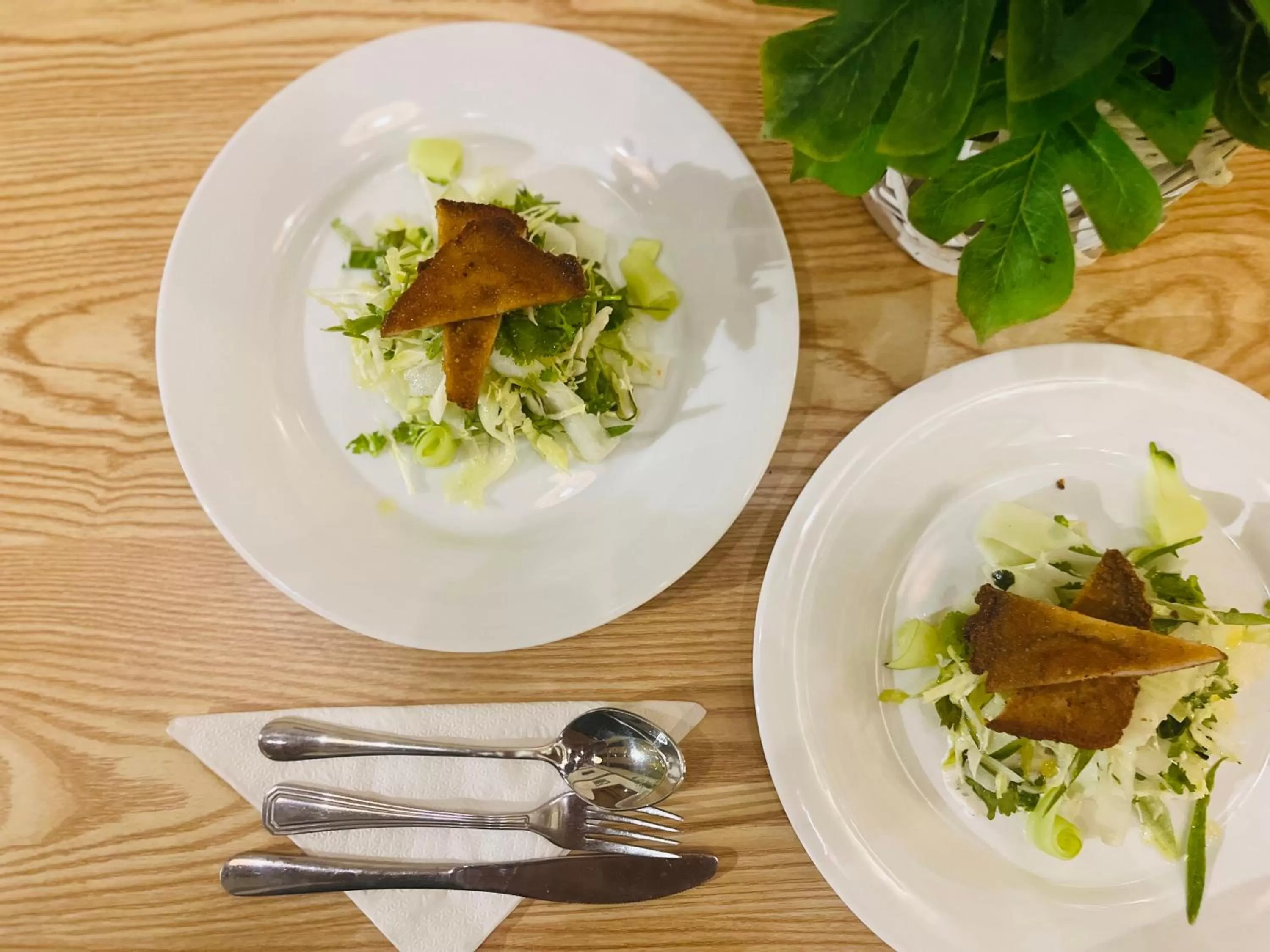 Restaurant/places to eat in J leaf Hotel by Blue Bird