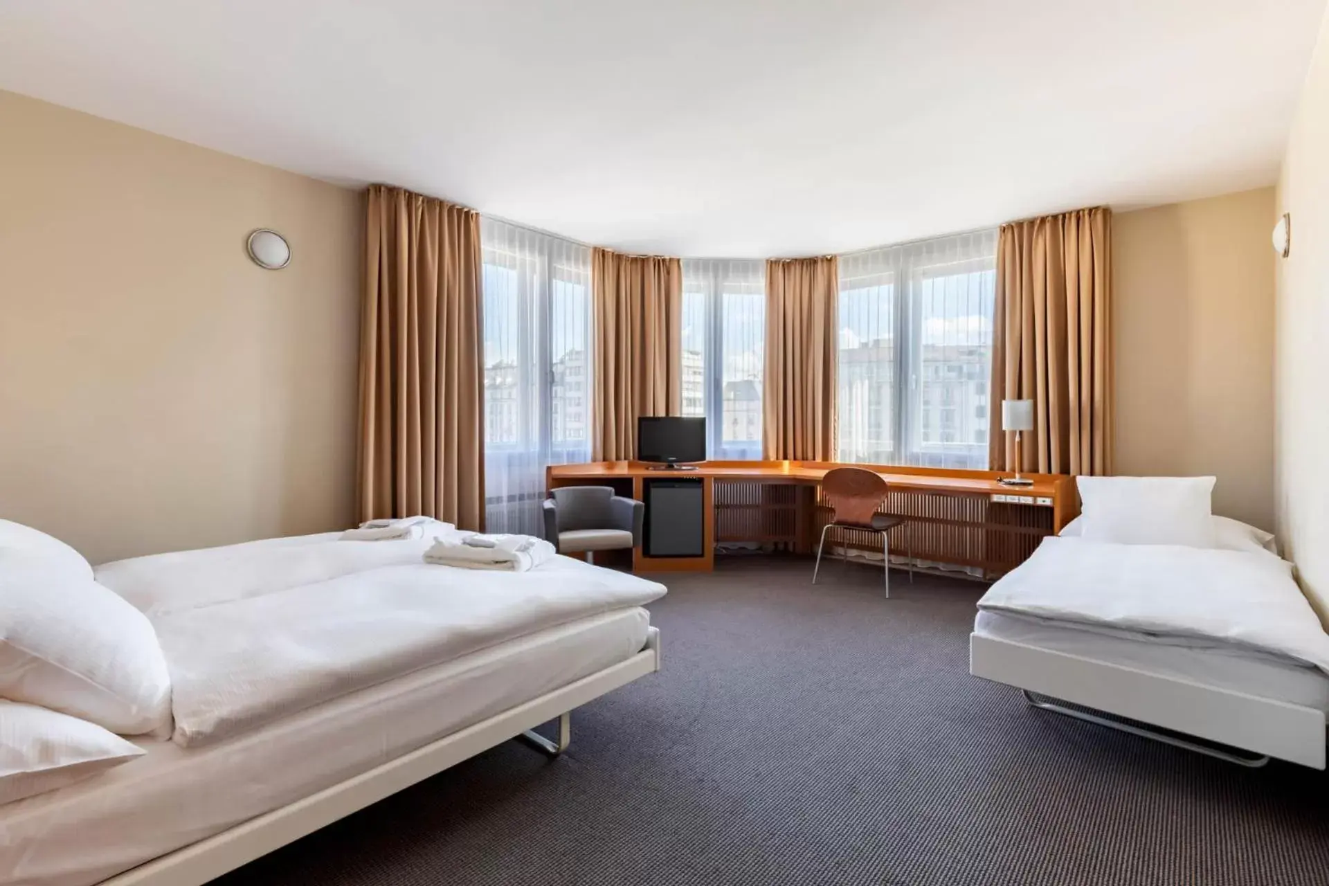 Photo of the whole room, Bed in Hotel Cornavin Photo of the whole room, Bed in Hotel Cornavin