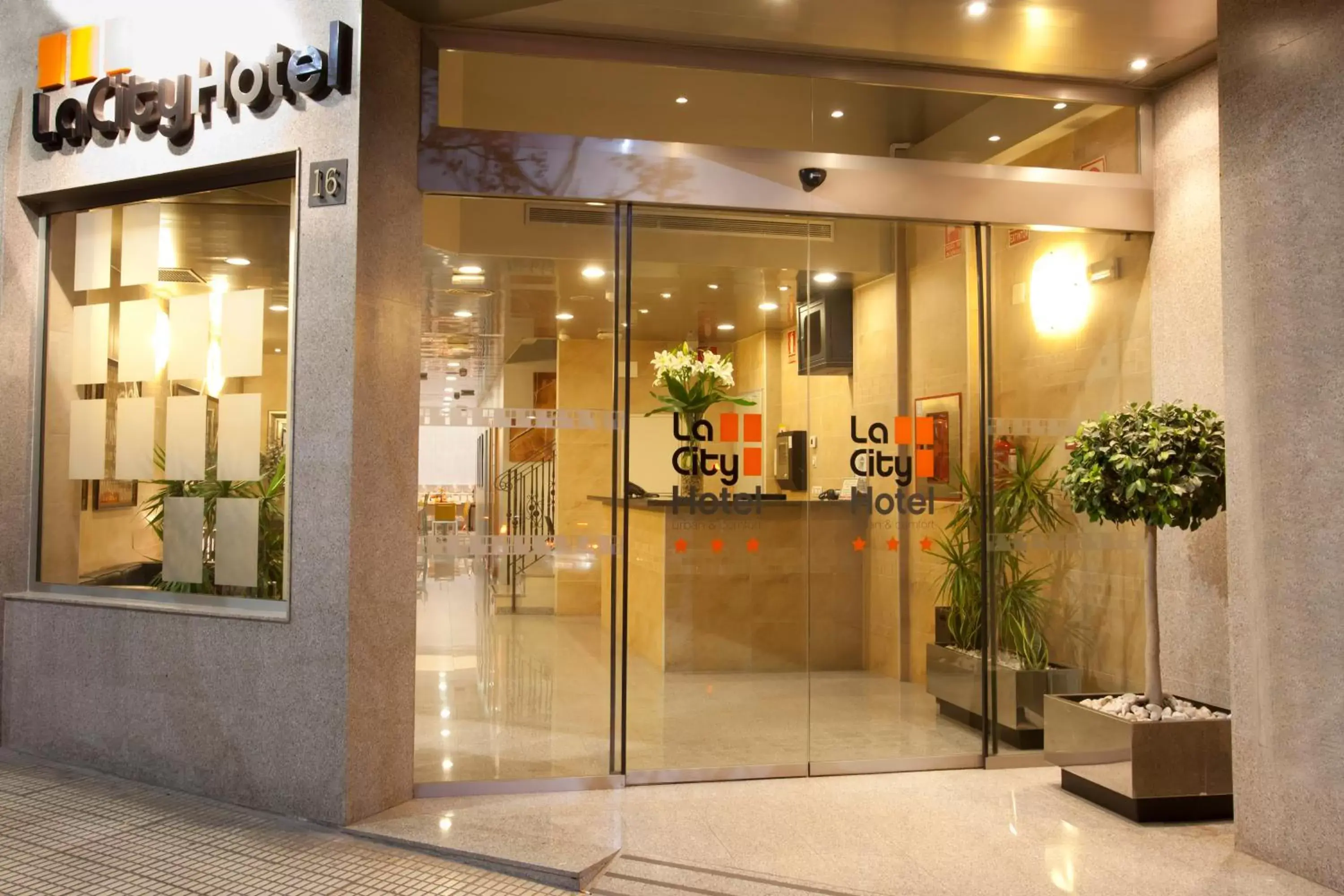 Facade/entrance in La City Estación Facade/entrance in La City Estación