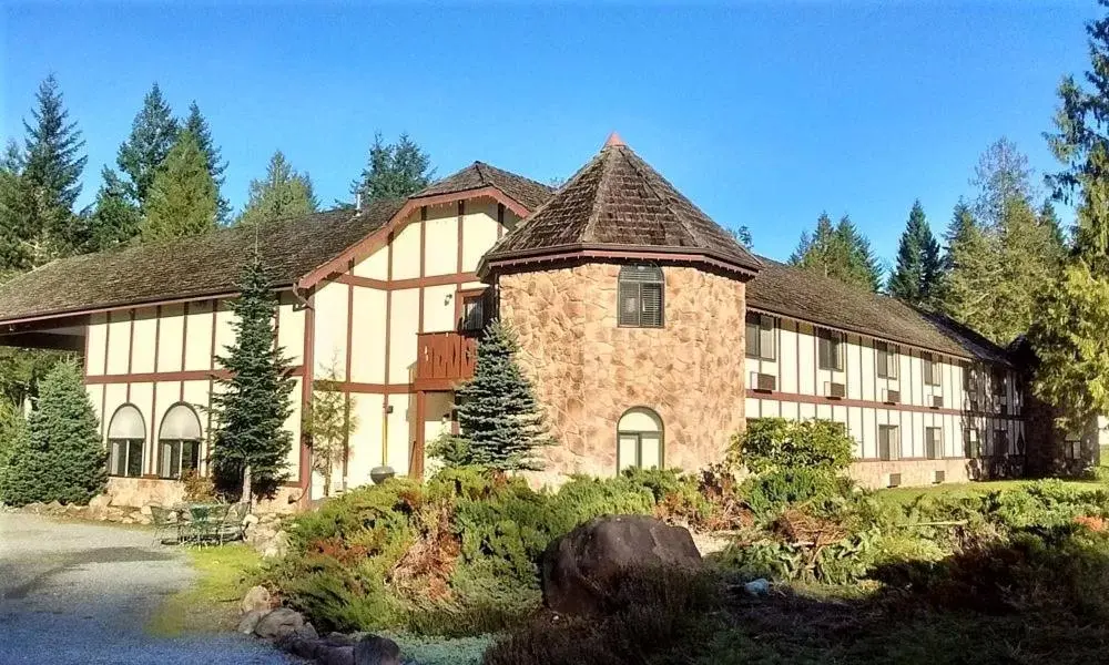 Property Building in Packwood Lodge & Cabins