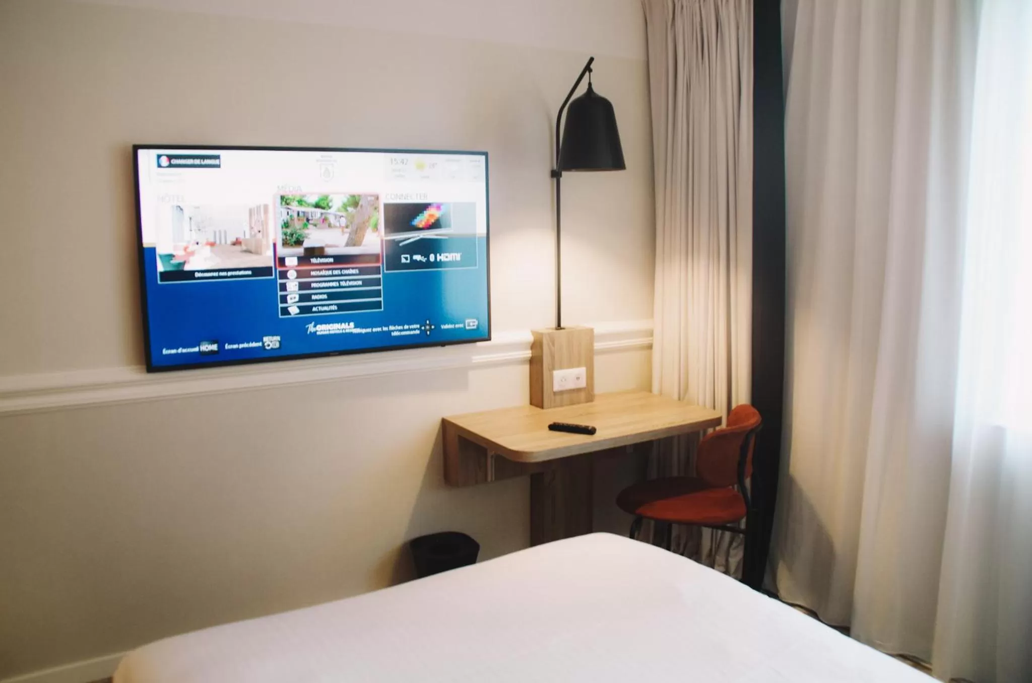 Bedroom, Bed in The Originals Boutique, Hôtel Maison Montmartre Paris Les Puces