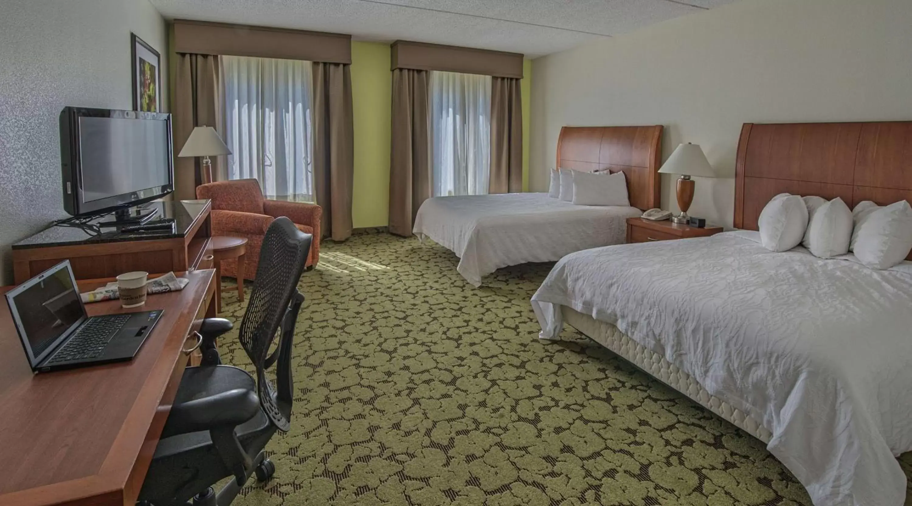 Bedroom, TV/Entertainment Center in Hilton Garden Inn Auburn/Opelika